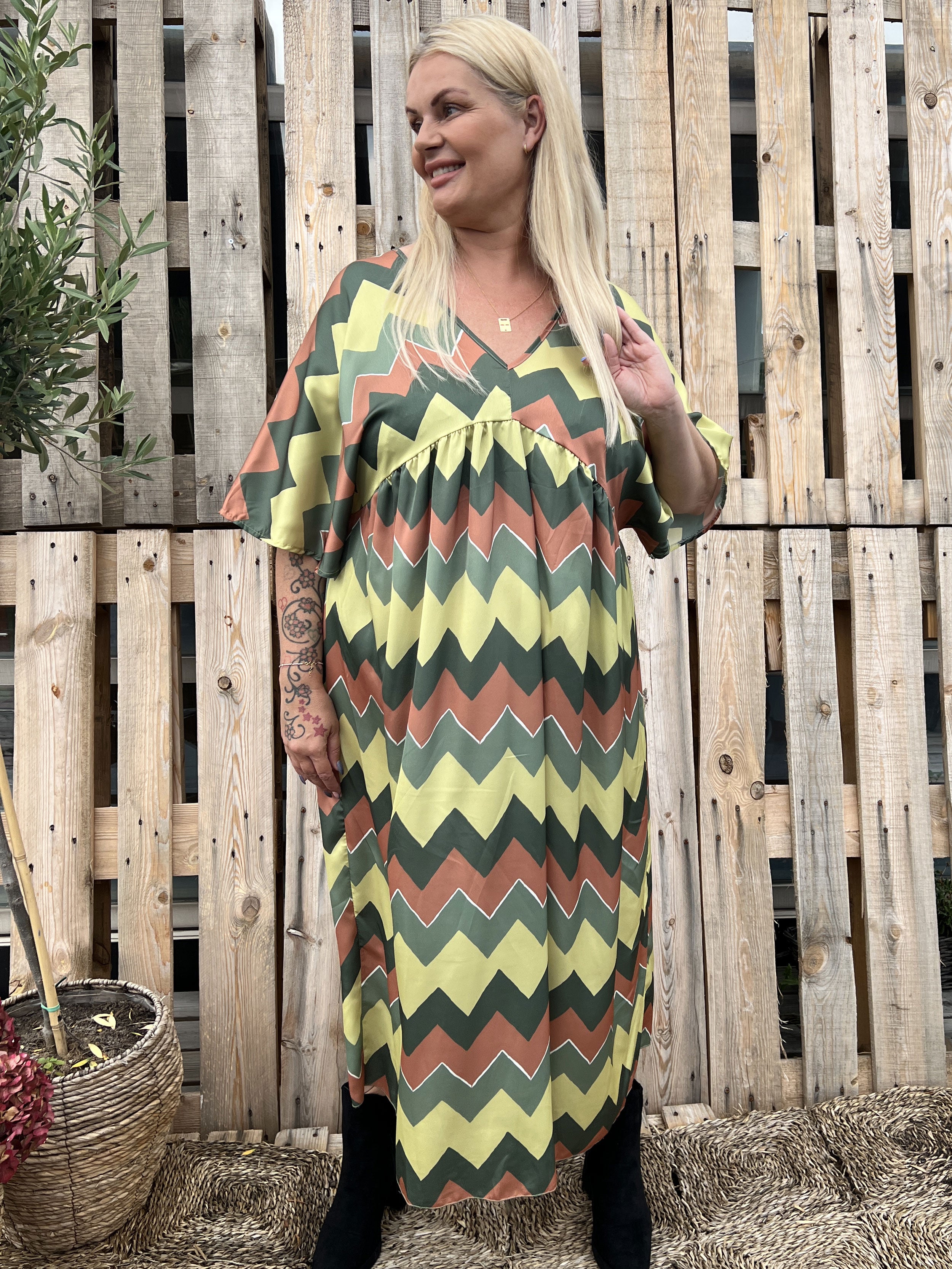 Johanna - Sød plus size kjole med zigzag mønster