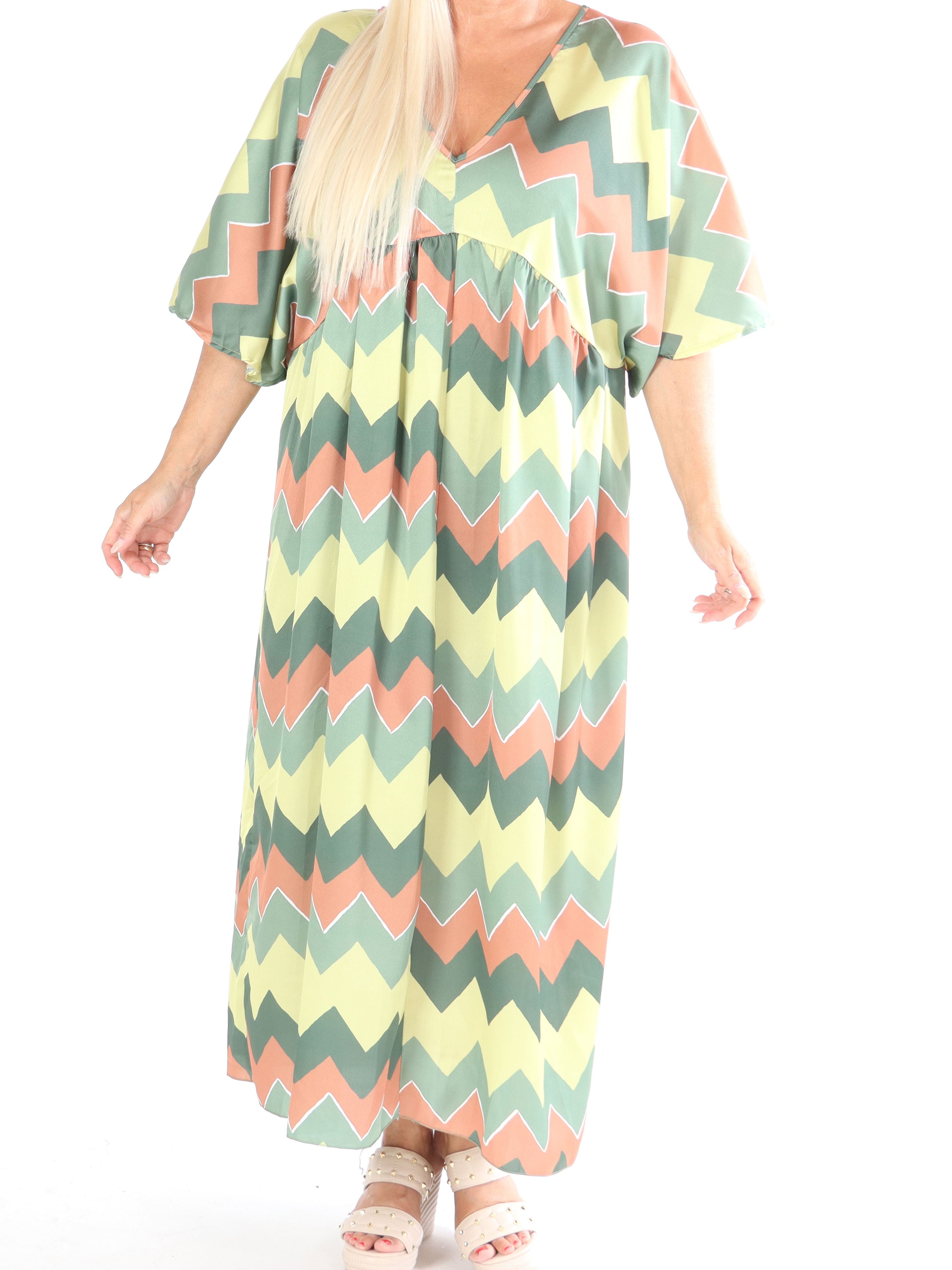 Johanna - Sød plus size kjole med zigzag mønster