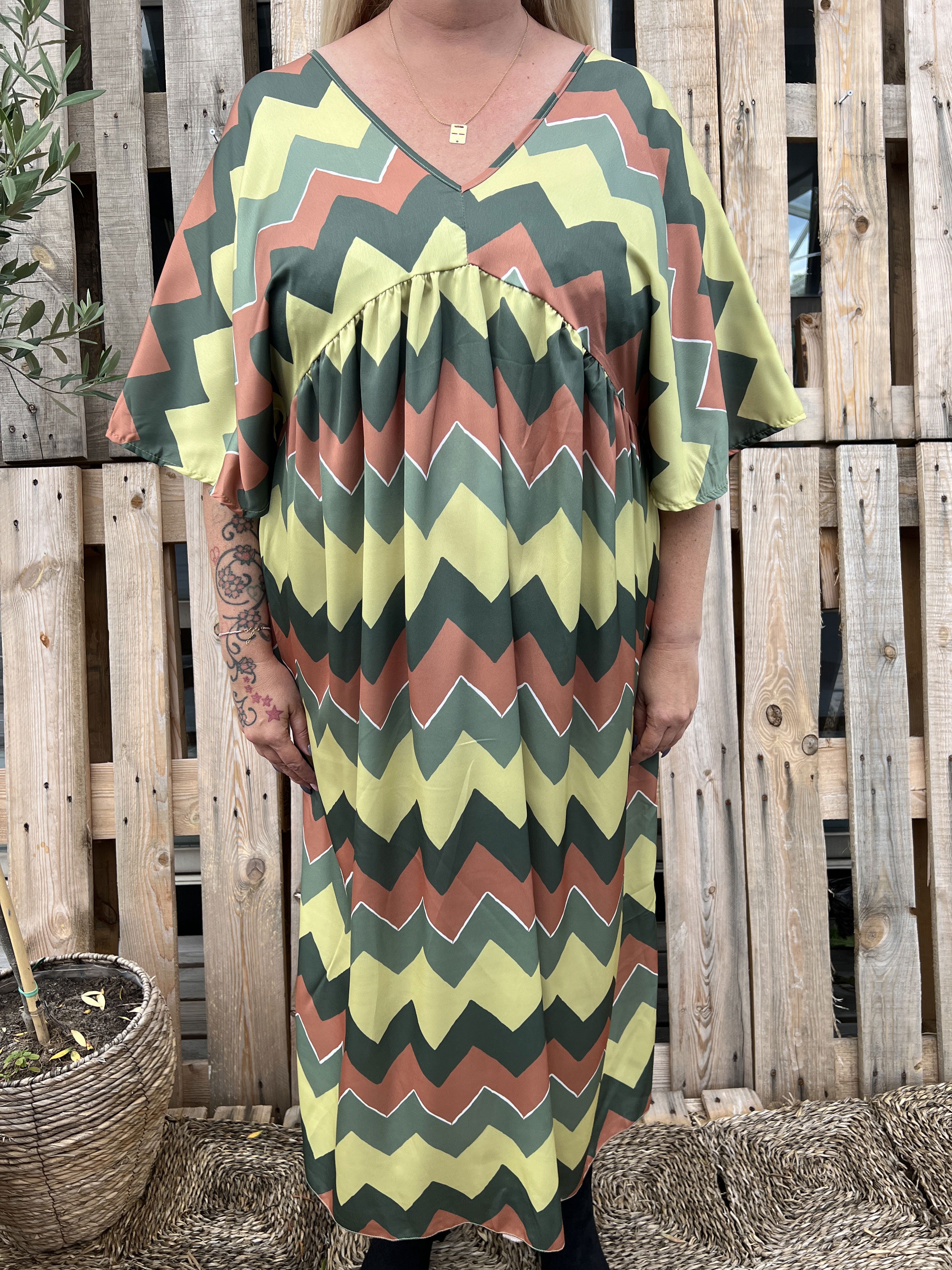 Johanna - Sød plus size kjole med zigzag mønster