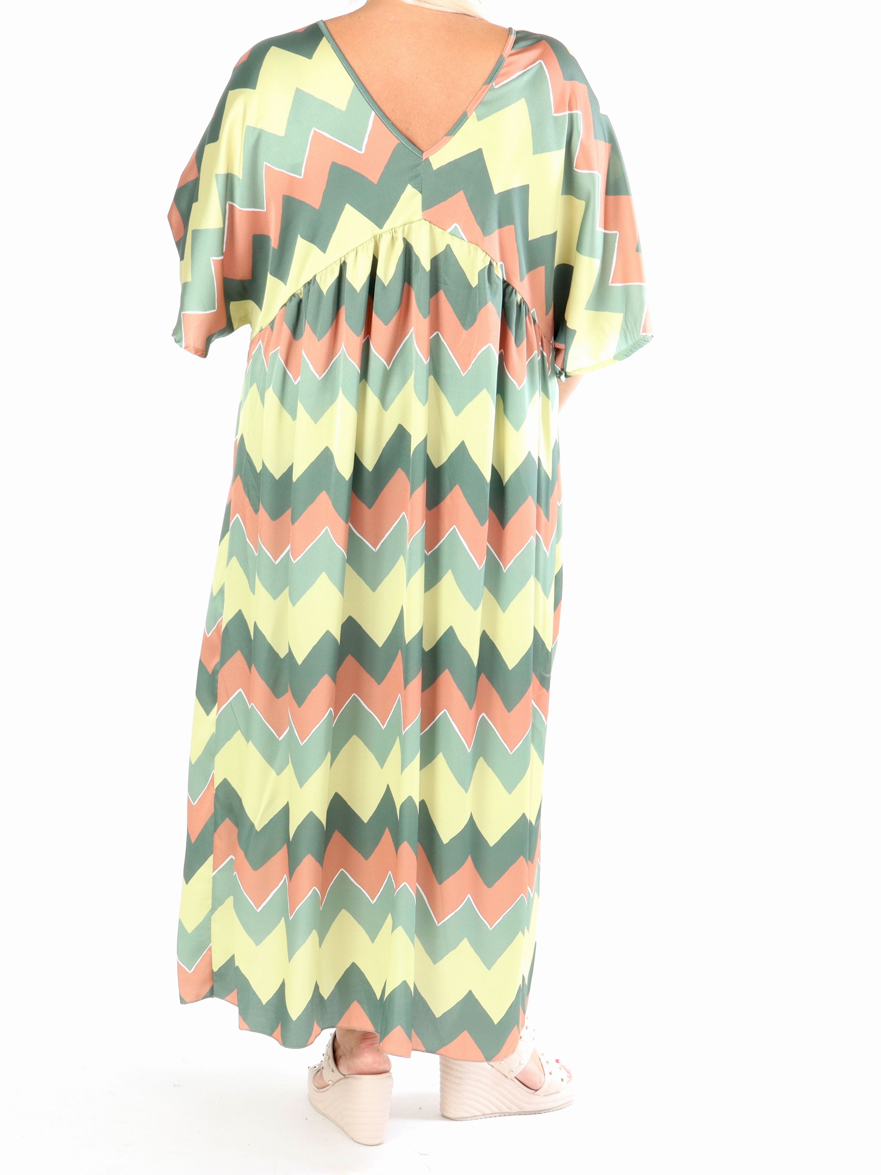 Johanna - Sød plus size kjole med zigzag mønster