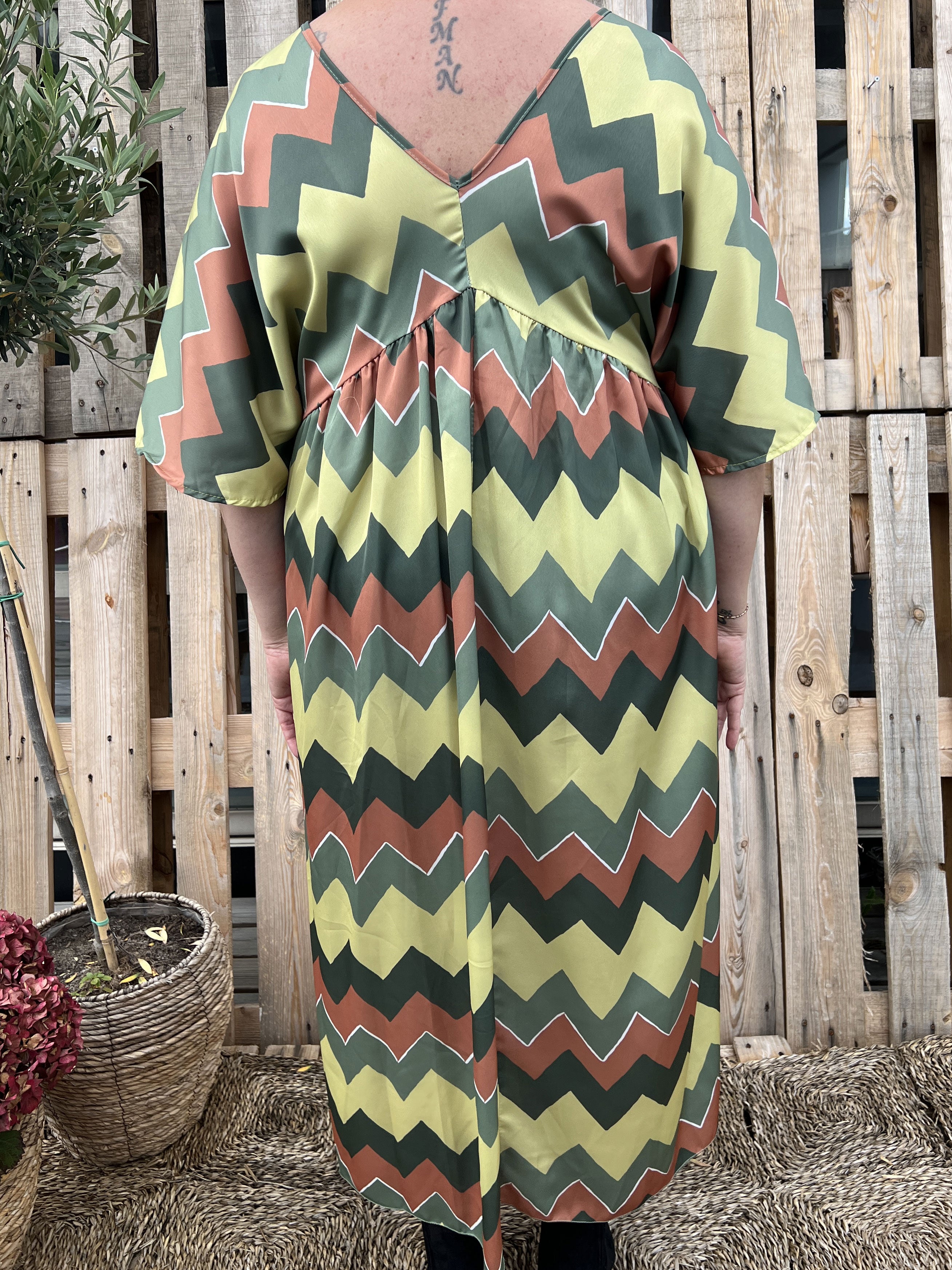 Johanna - Sød plus size kjole med zigzag mønster