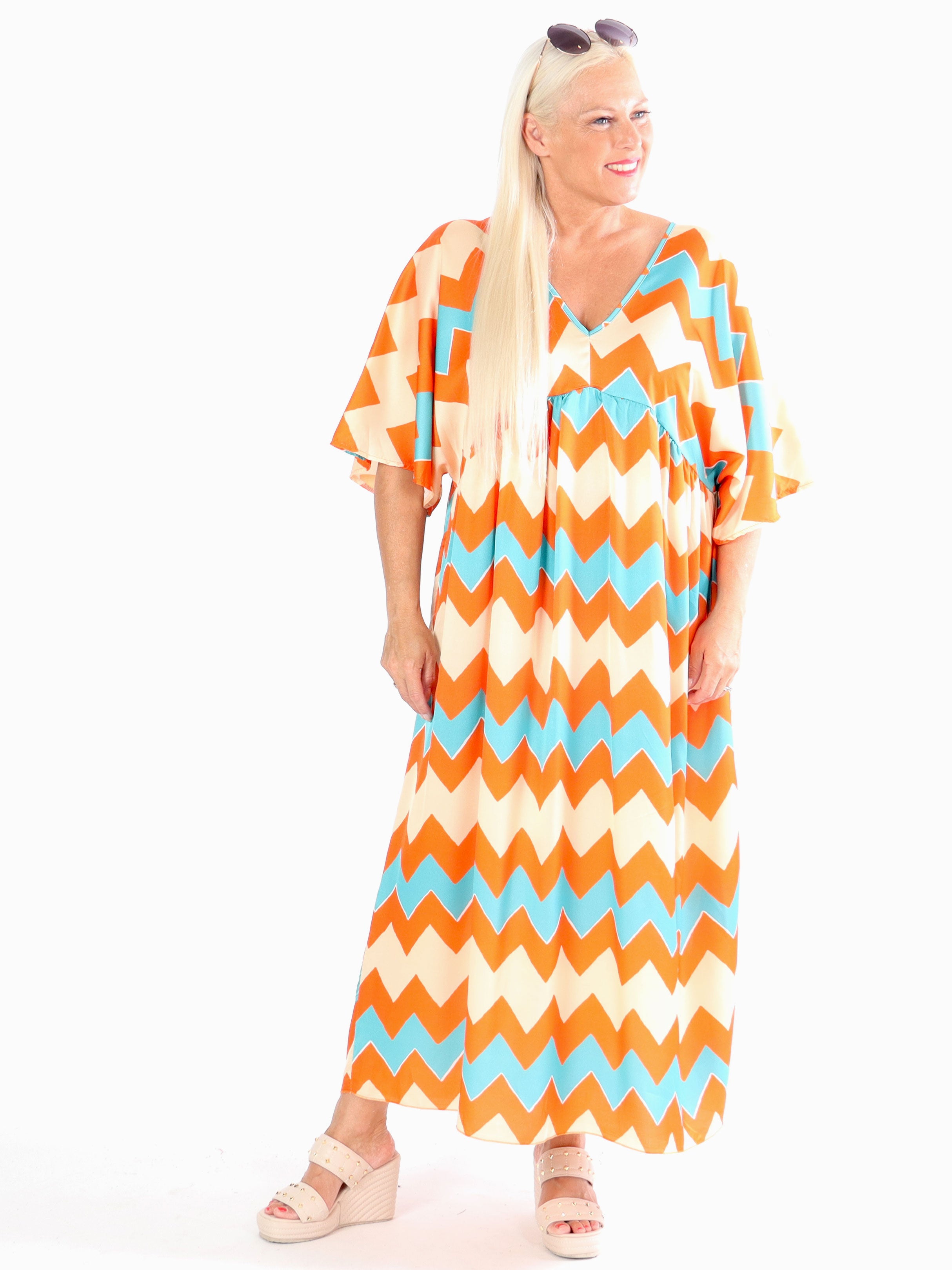 Johanna - Sød plus size kjole med zigzag mønster