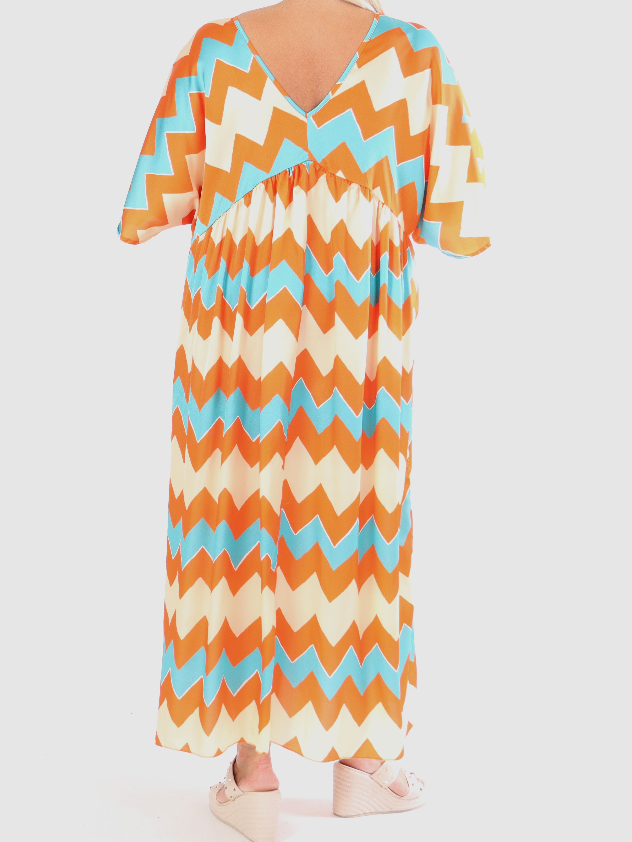 Johanna - Sød plus size kjole med zigzag mønster