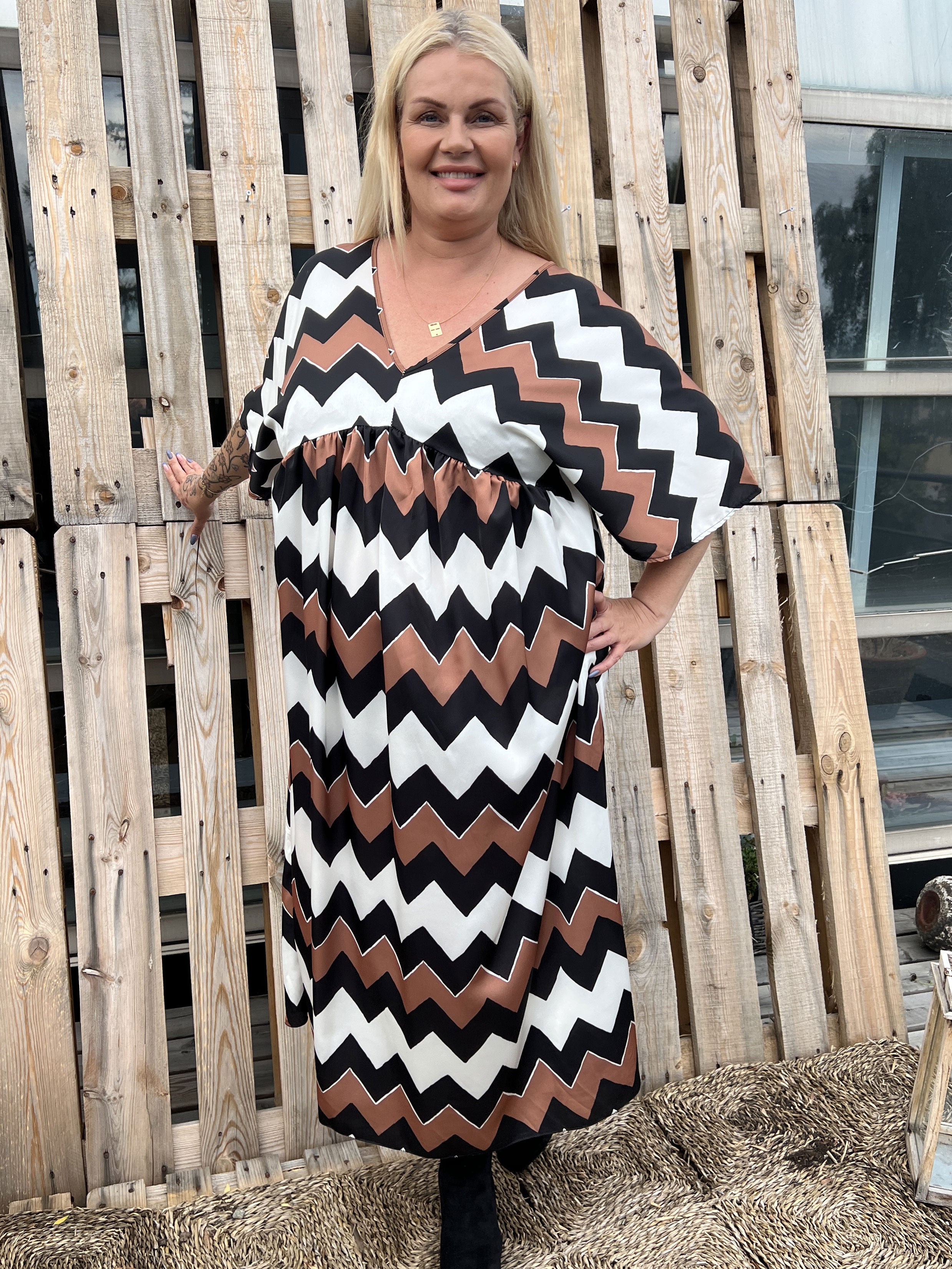 Johanna - Sød plus size kjole med zigzag mønster