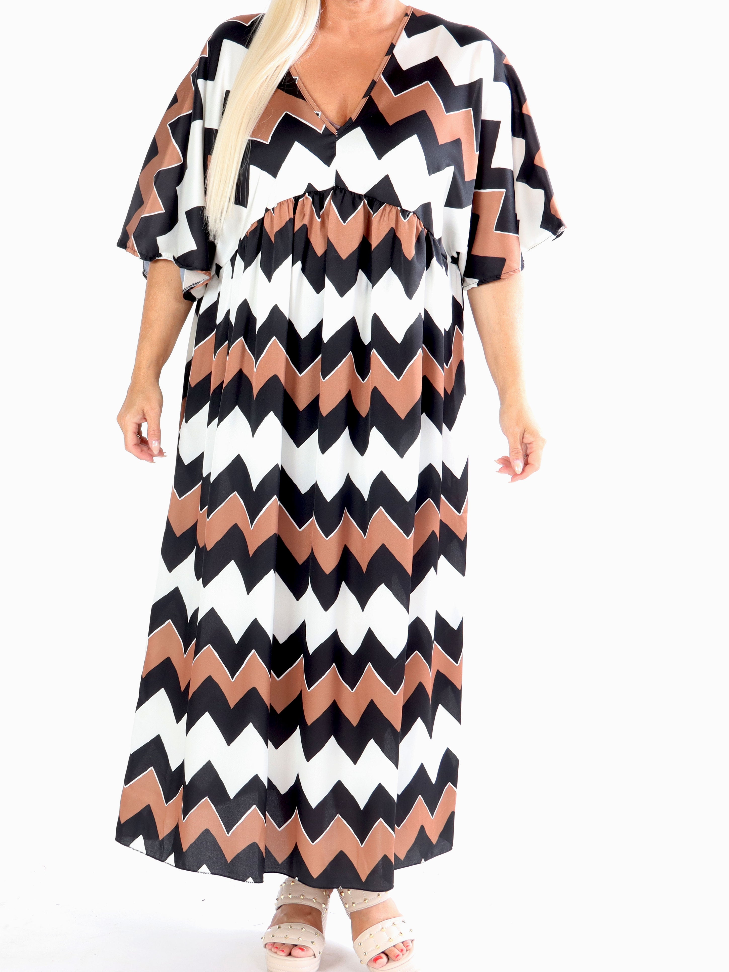 Johanna - Sød plus size kjole med zigzag mønster