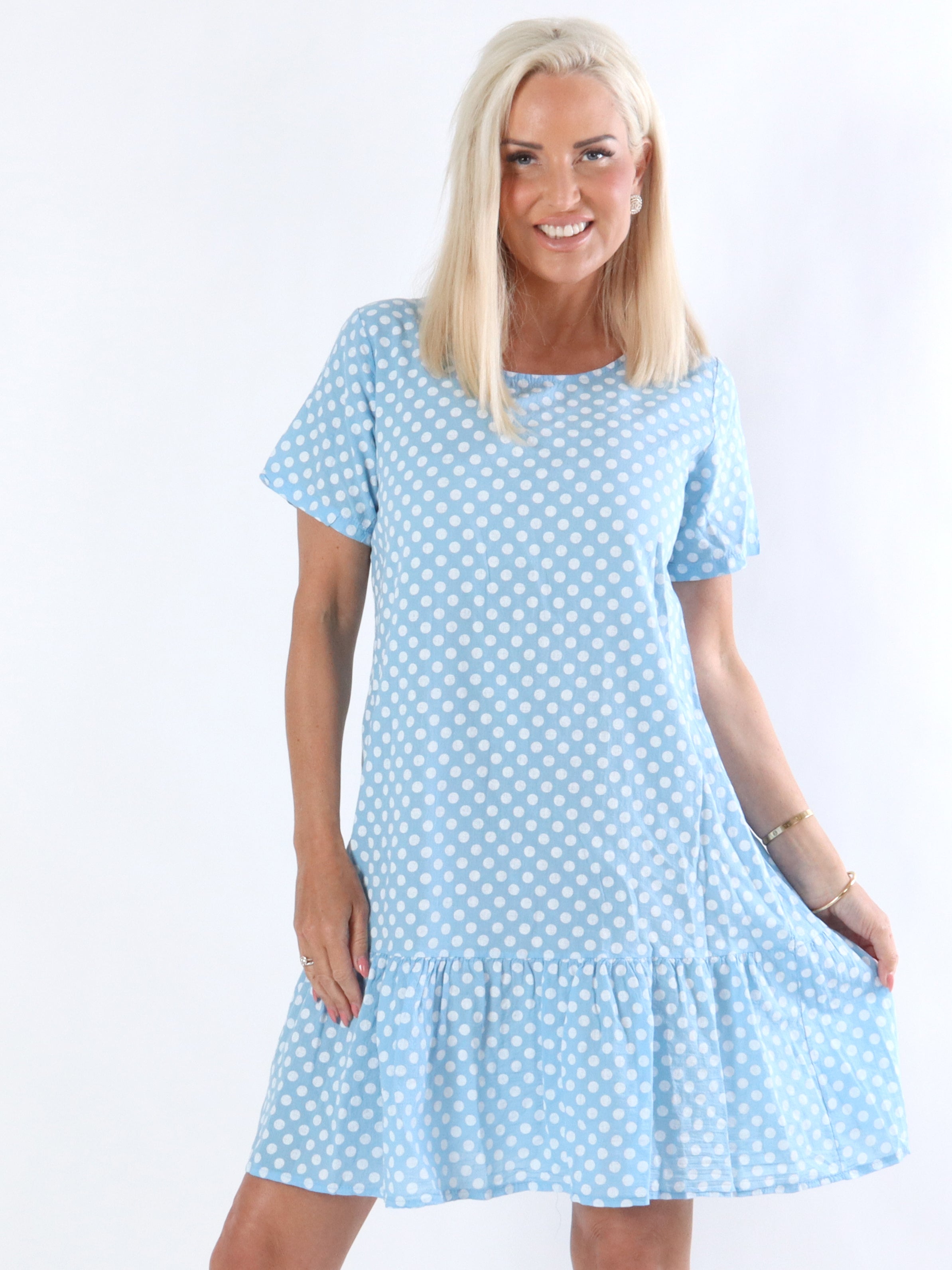 Josy - Kjole med hvide prikker og løs pasform