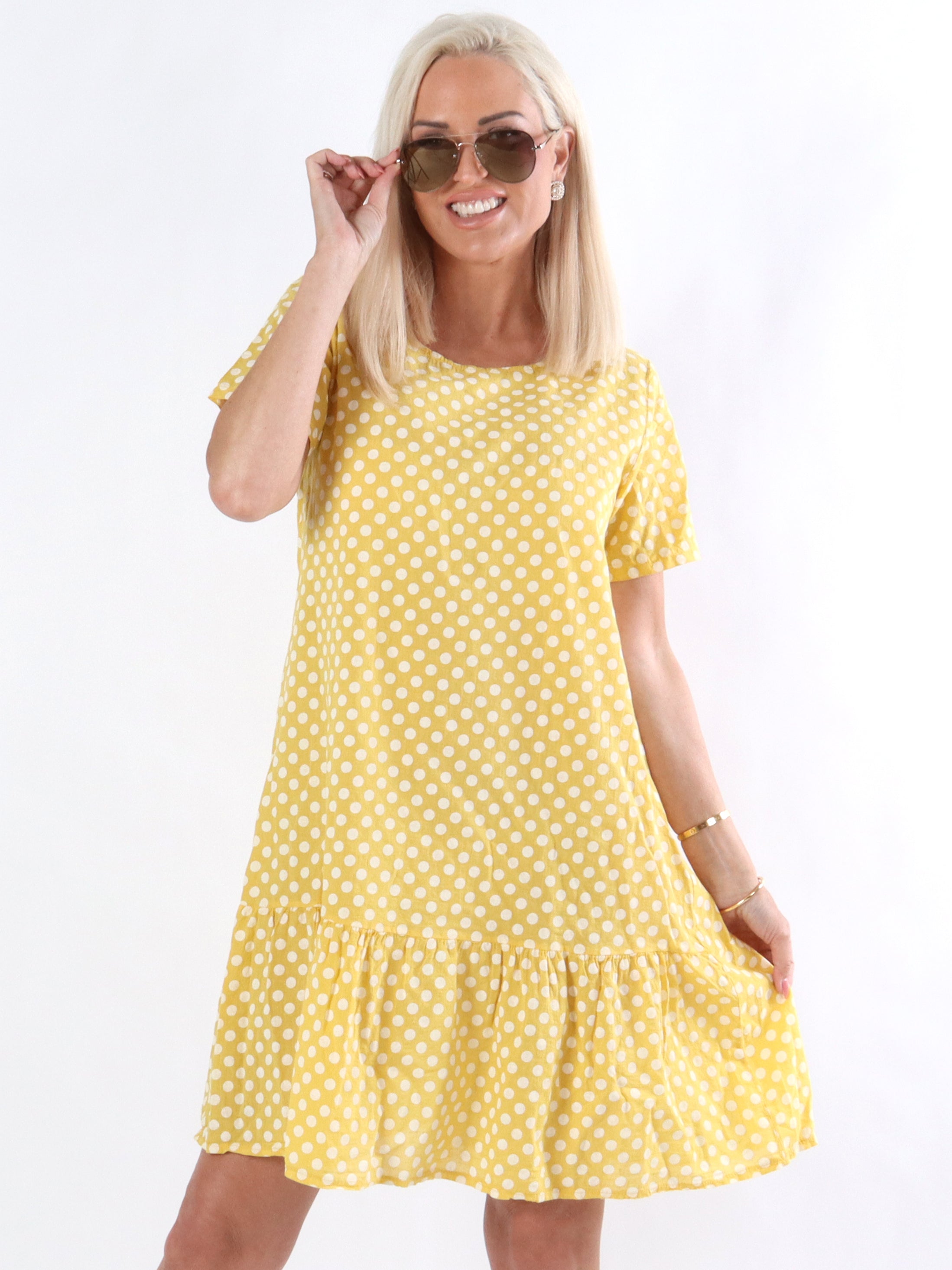 Josy - Kjole med hvide prikker og løs pasform