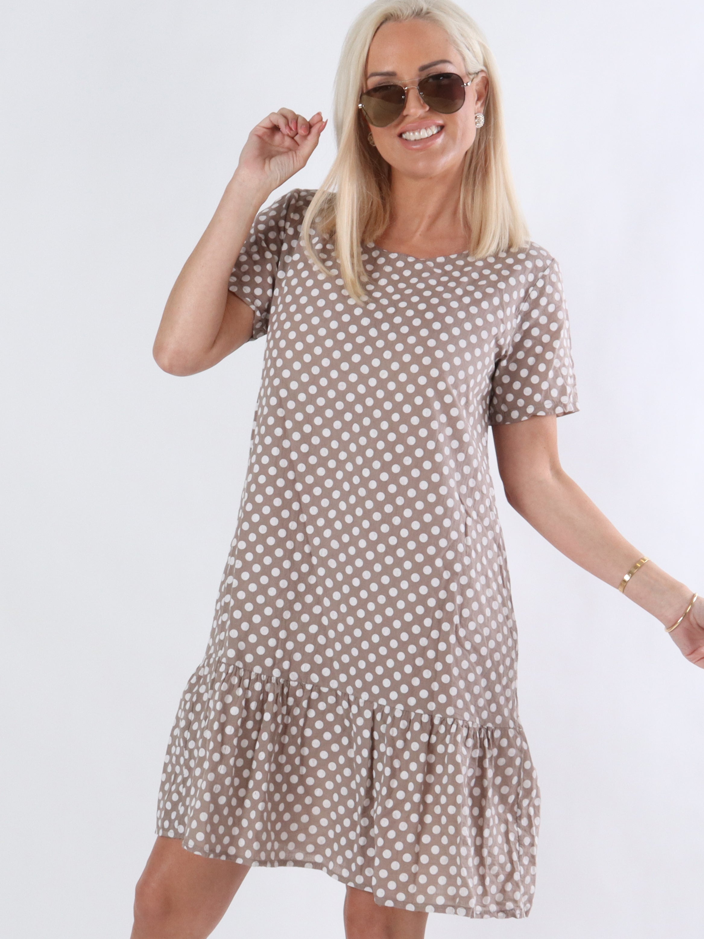 Josy - Kjole med hvide prikker og løs pasform