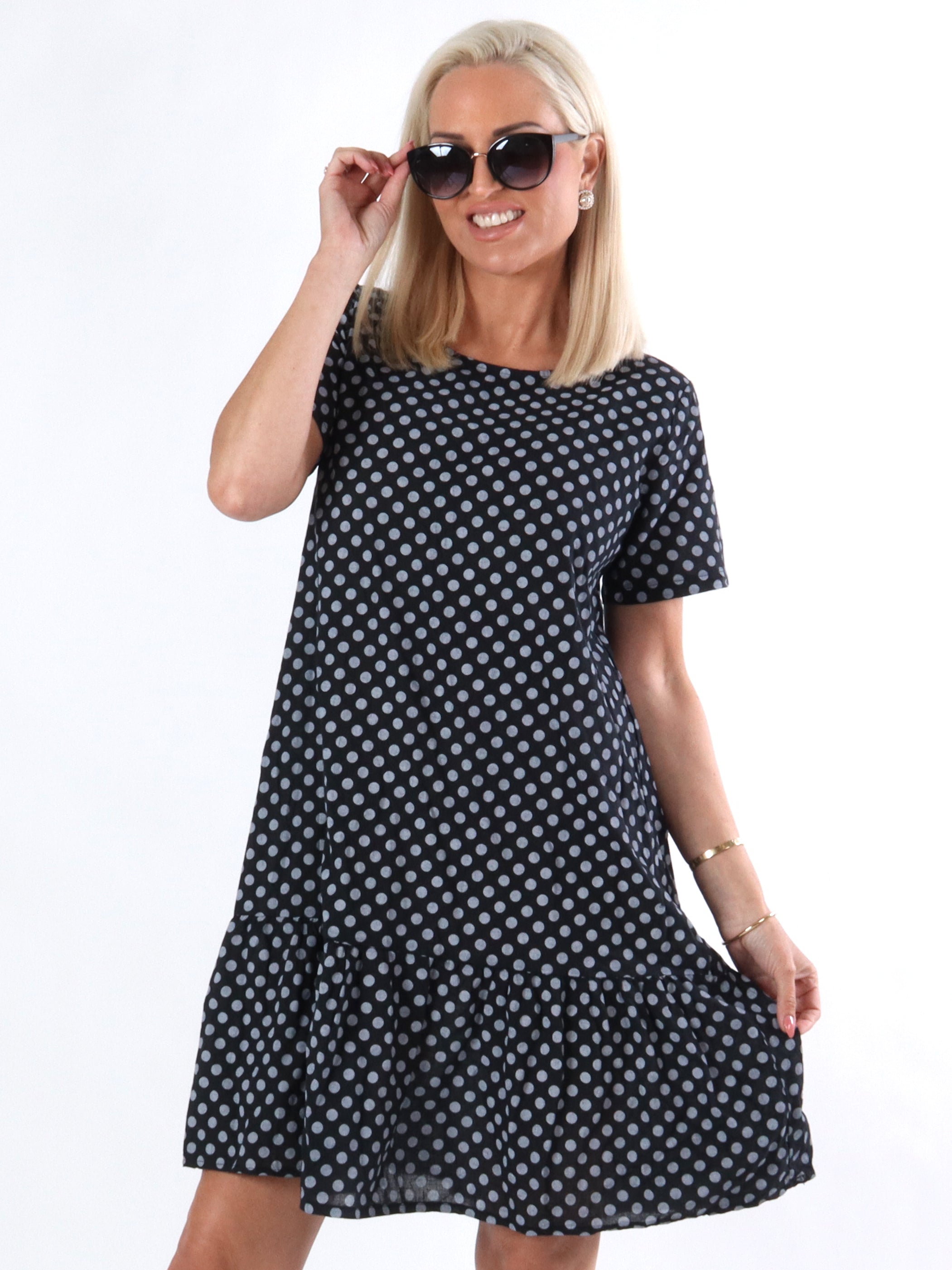 Josy - Kjole med hvide prikker og løs pasform