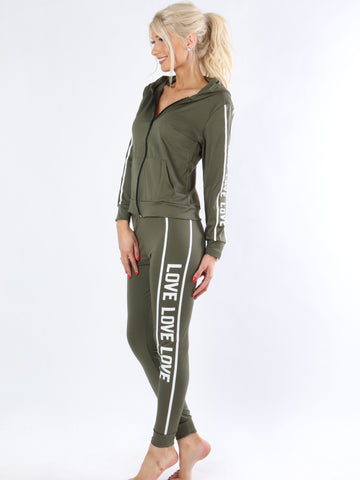 Juana - Armygrøn joggingsæt i elastisk stof med hvid skrift