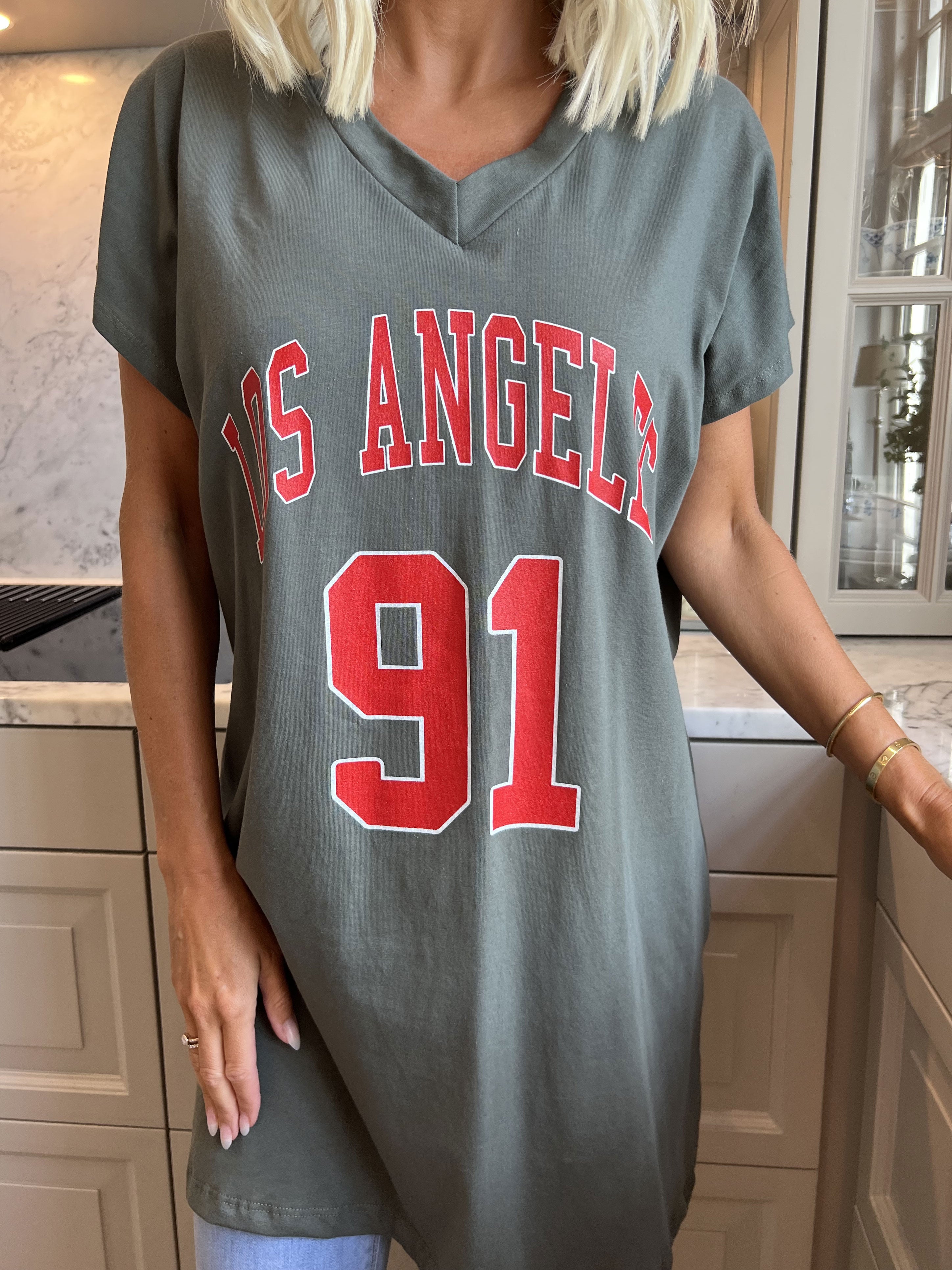 Julia - T-shirt kjole med tekst foran