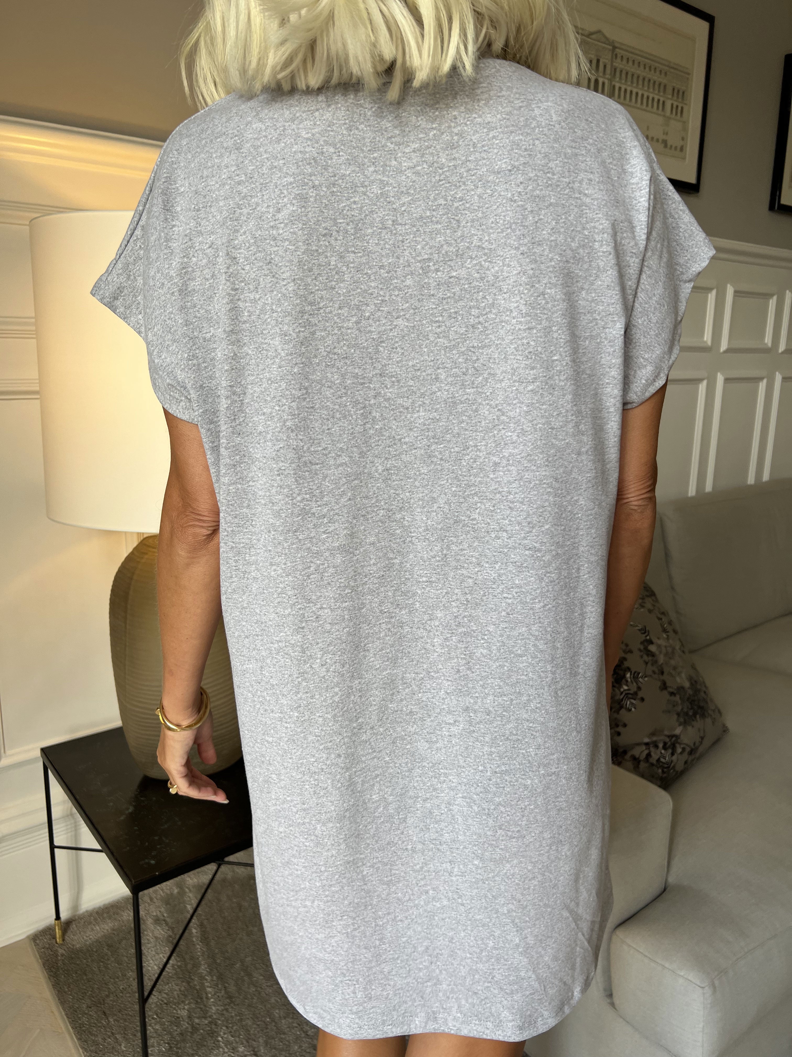 Julia - T-shirt kjole med tekst foran