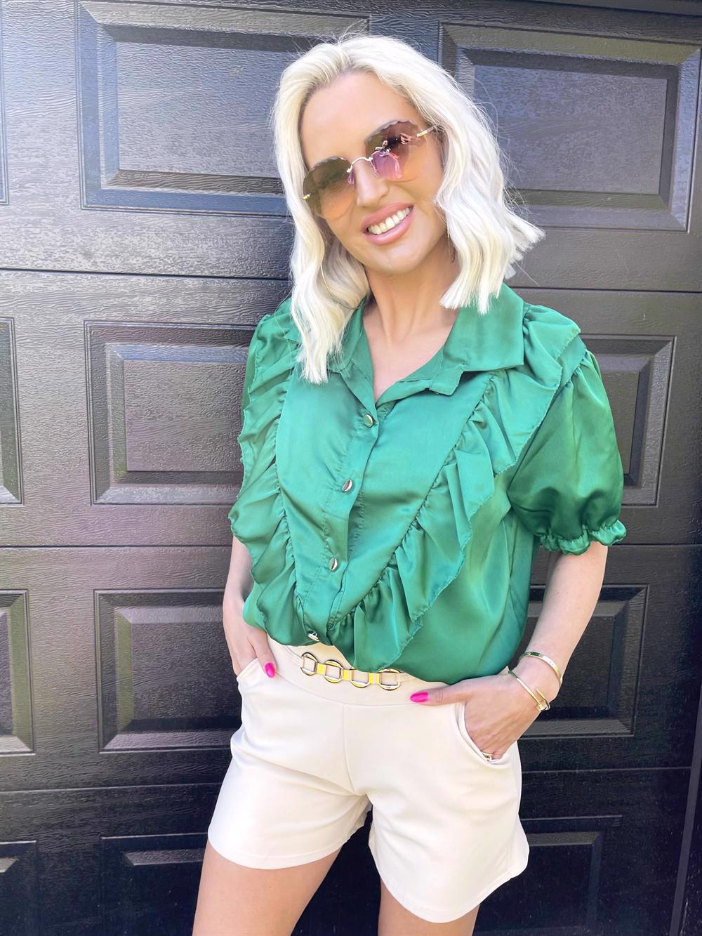 Junia - Skjorte i silkelook med flæser og guld knapper