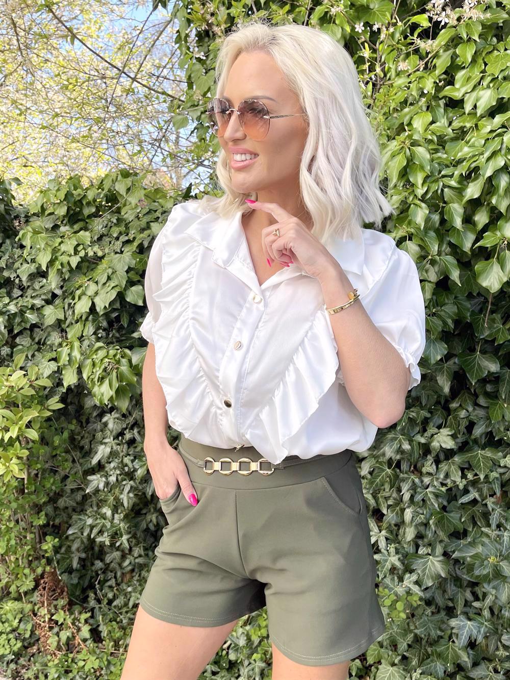 Junia - Skjorte i silkelook med flæser og guld knapper