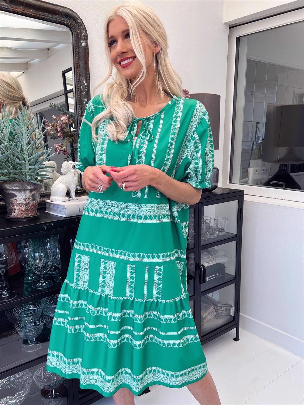 Kanja - Kjole med mønster og flæsekant på ærmet