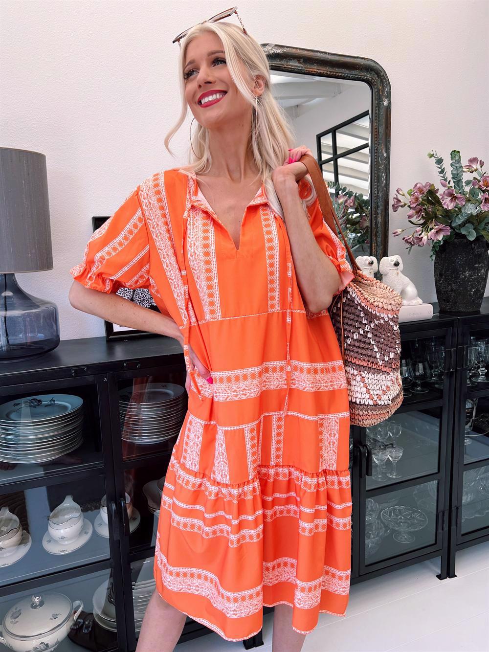 Kanja - Kjole med mønster og flæsekant på ærmet