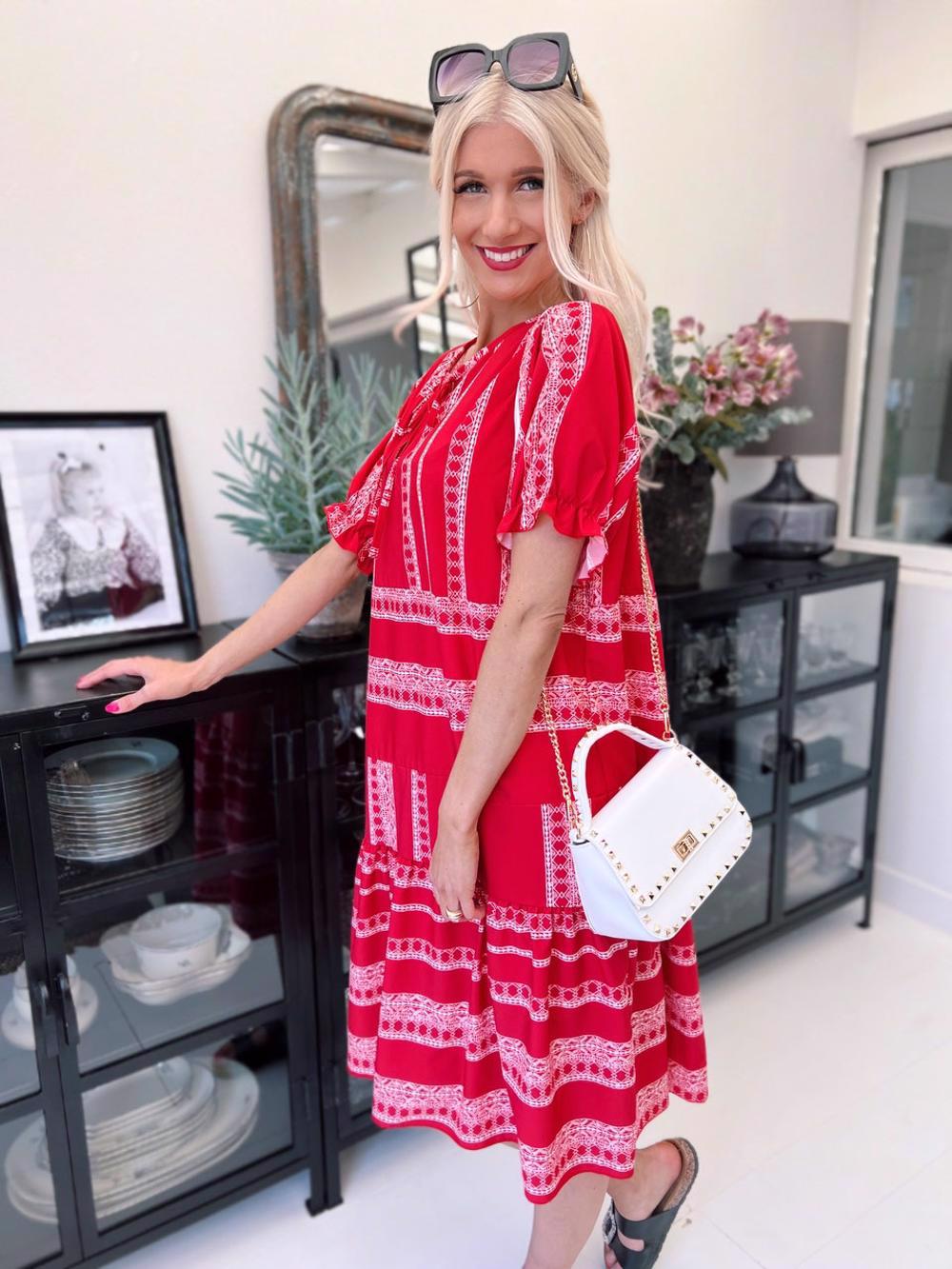 Kanja - Kjole med mønster og flæsekant på ærmet