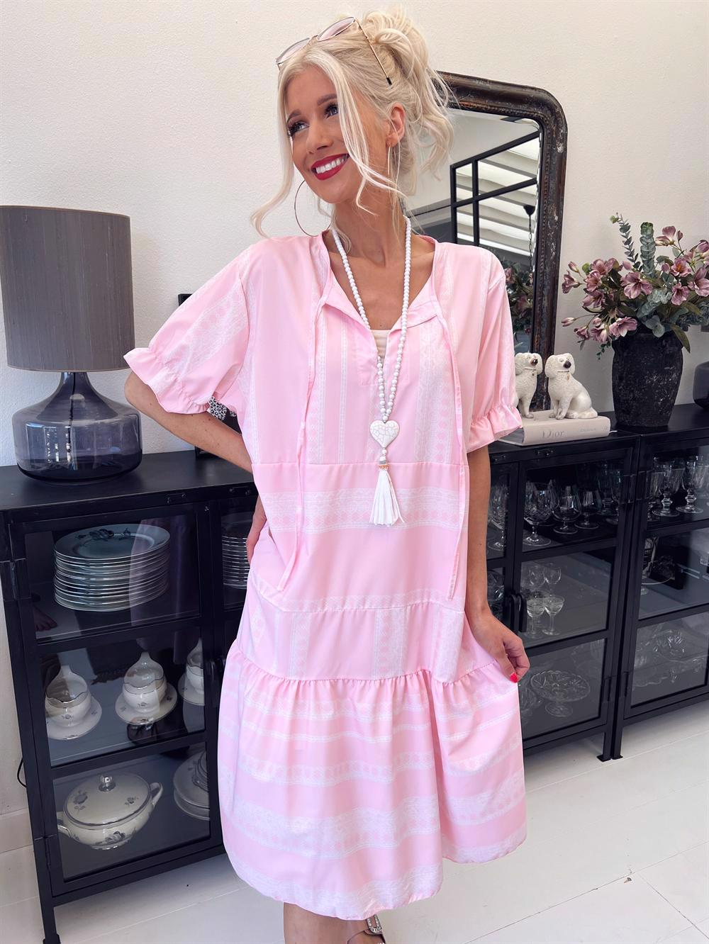 Kanja - Kjole med mønster og flæsekant på ærmet