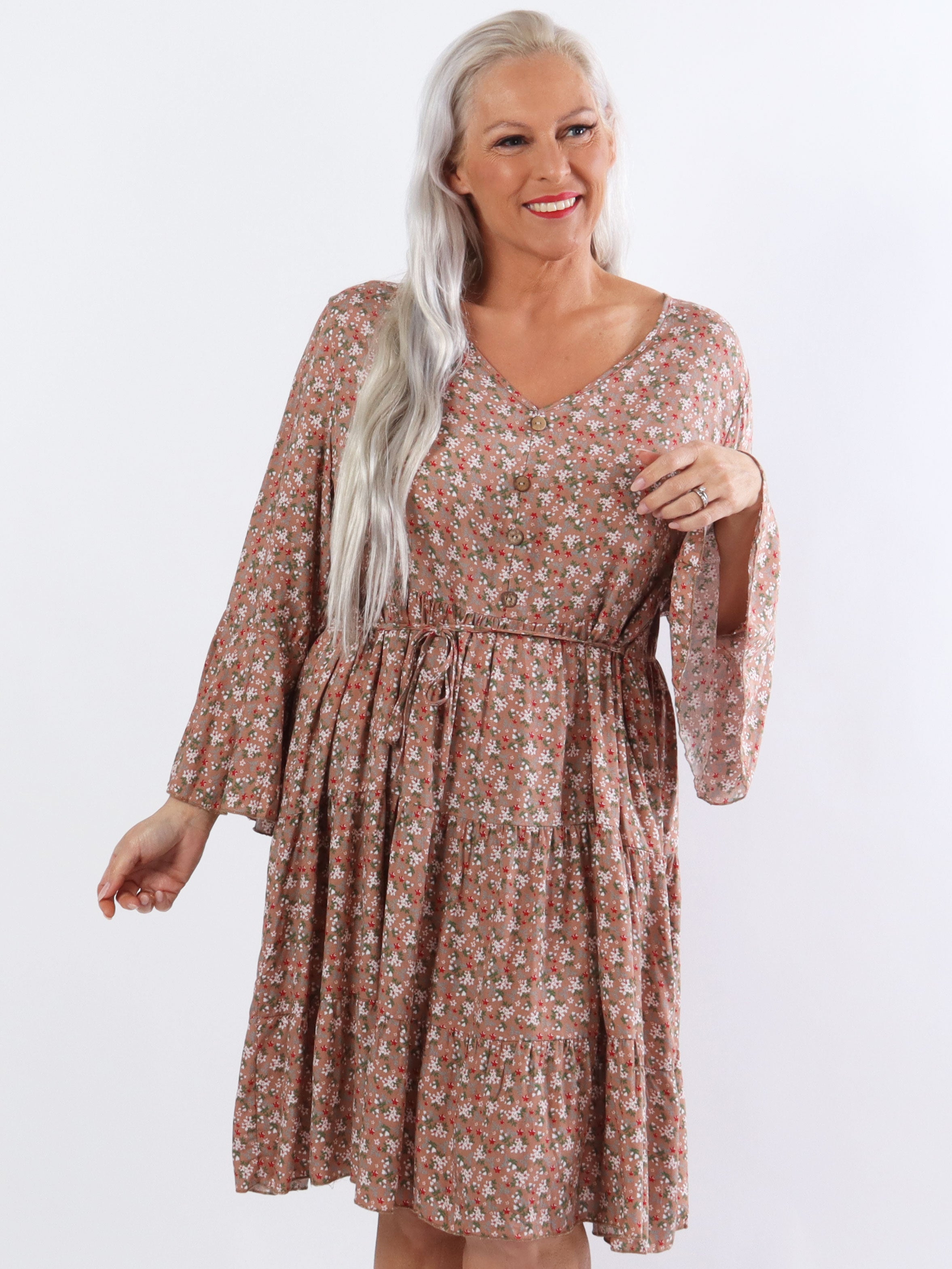 Karla - Plus size blomsterkjole i bomuld med knapper