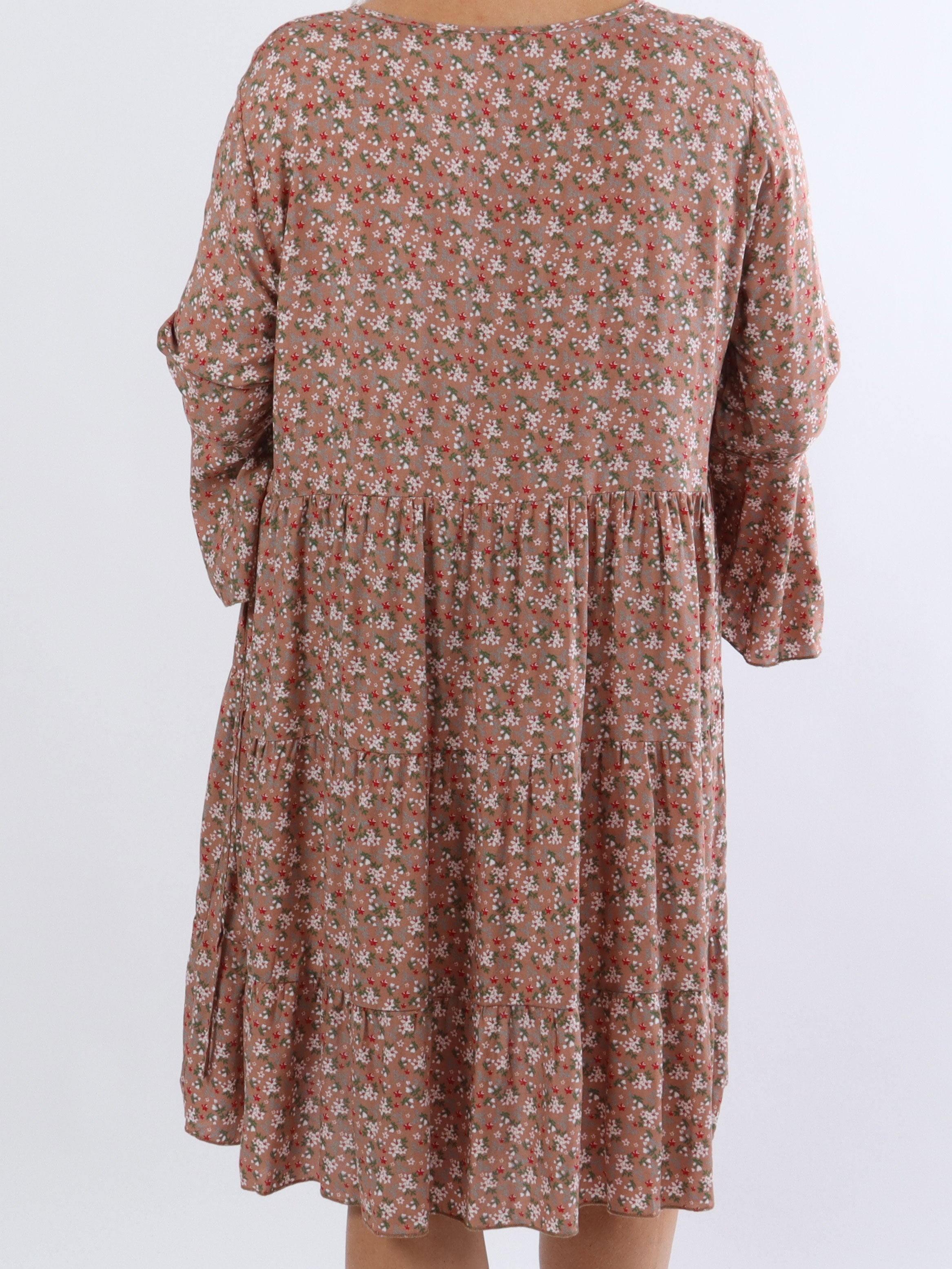 Karla - Plus size blomsterkjole i bomuld med knapper