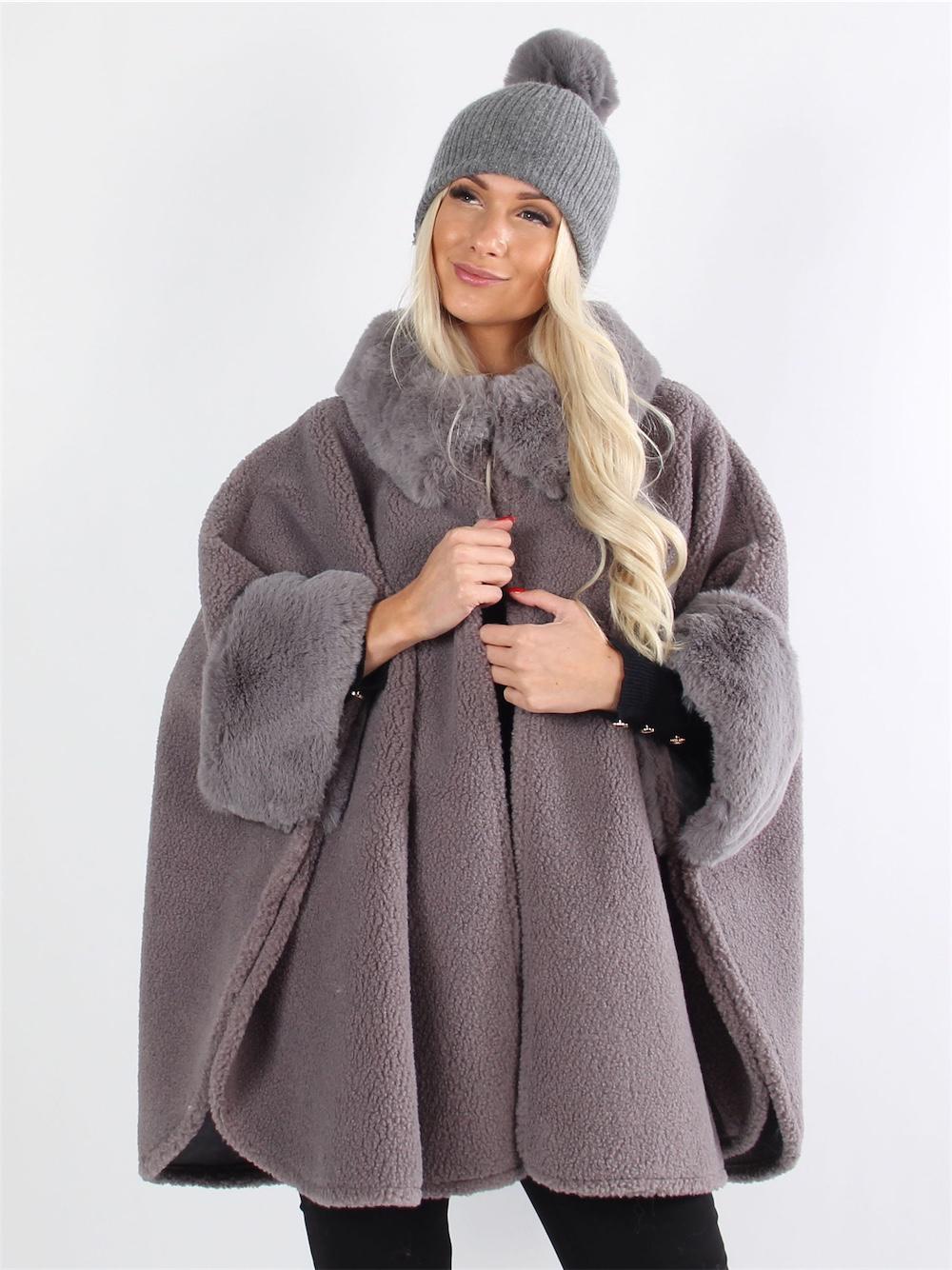 Carli - Beigefarvet poncho med faux fur kanter