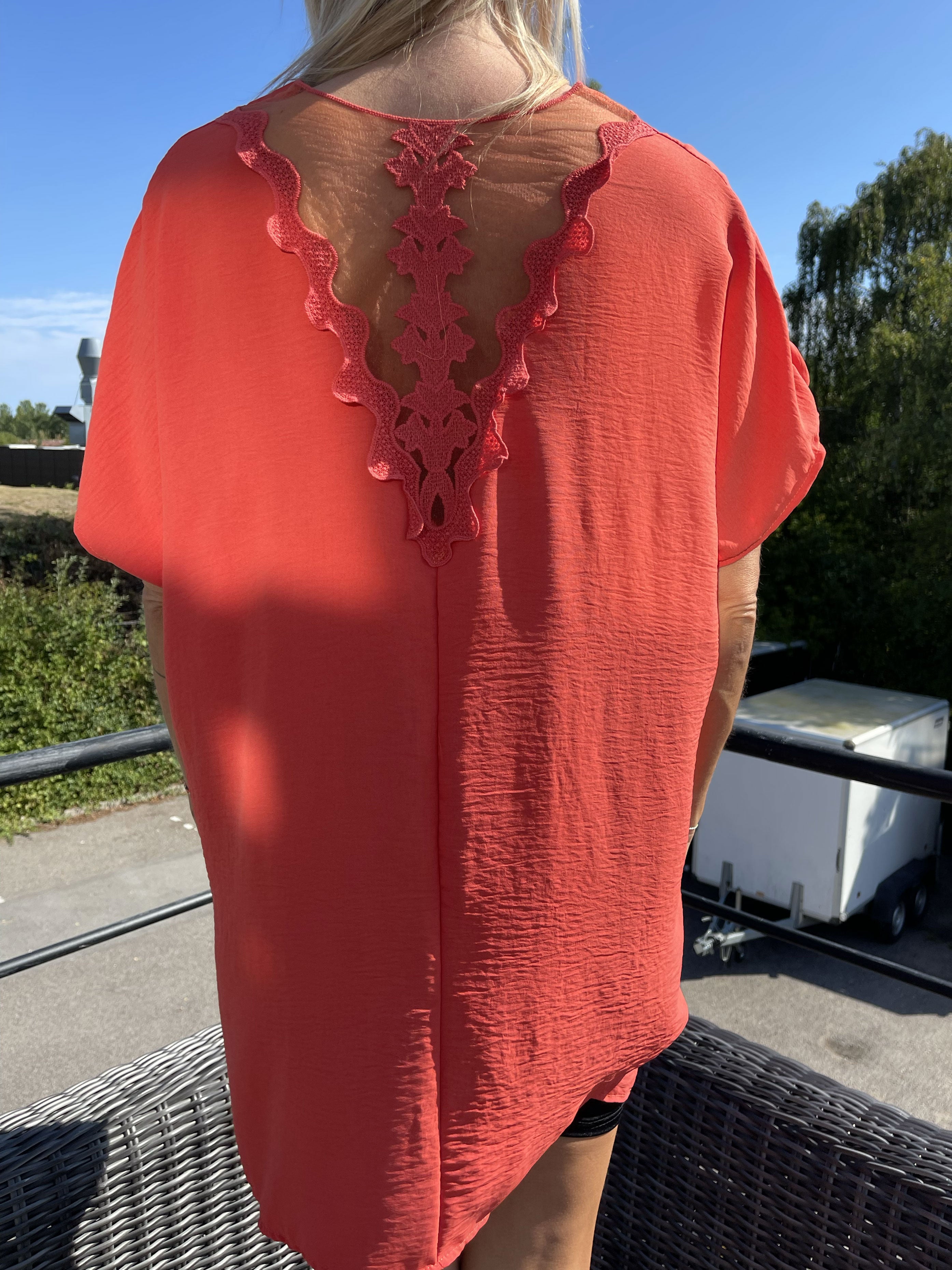 Katrine - Tunika med blonde i ryggen