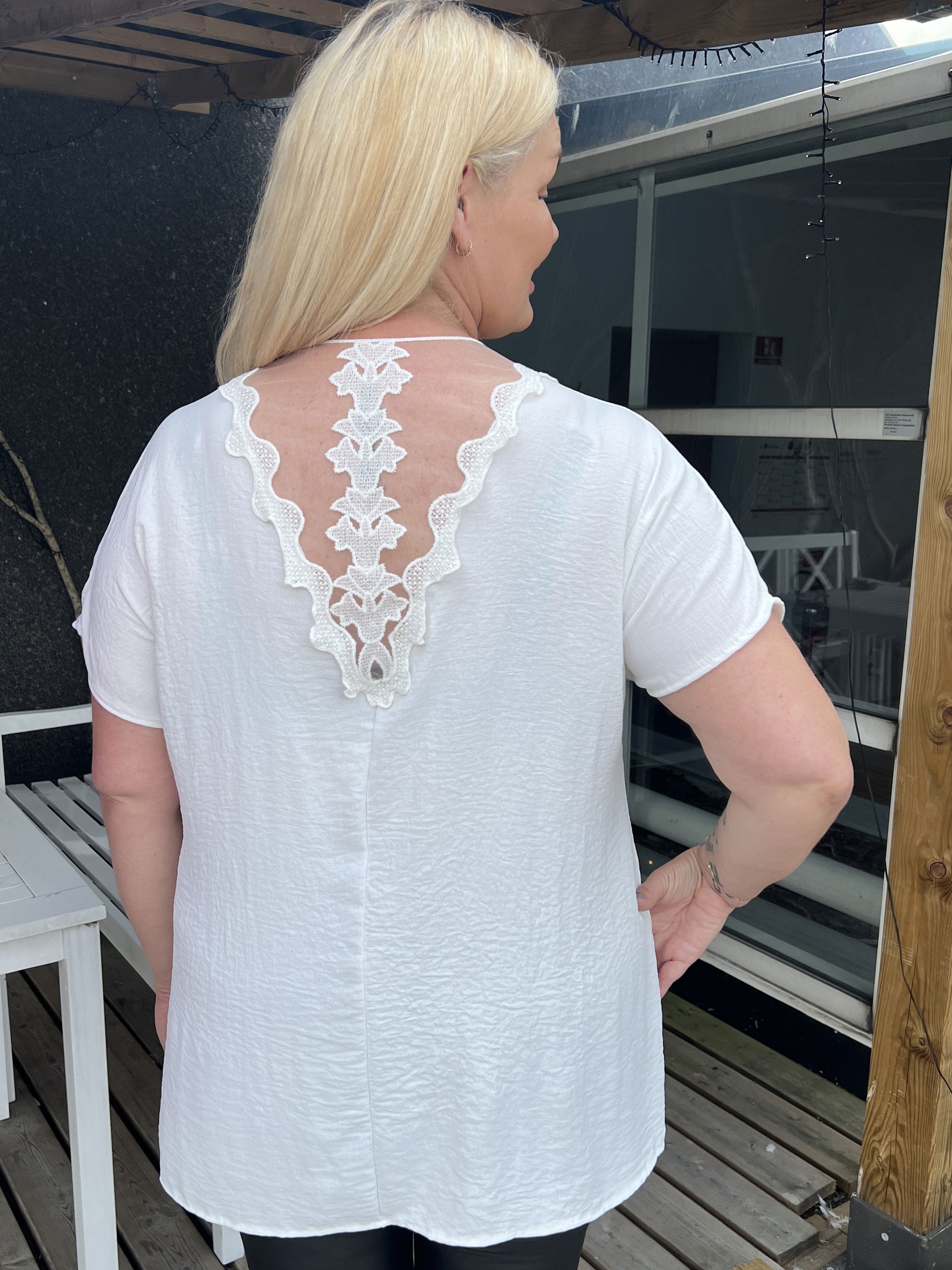 Katrine - Sød plus size tunika med blonde i ryggen