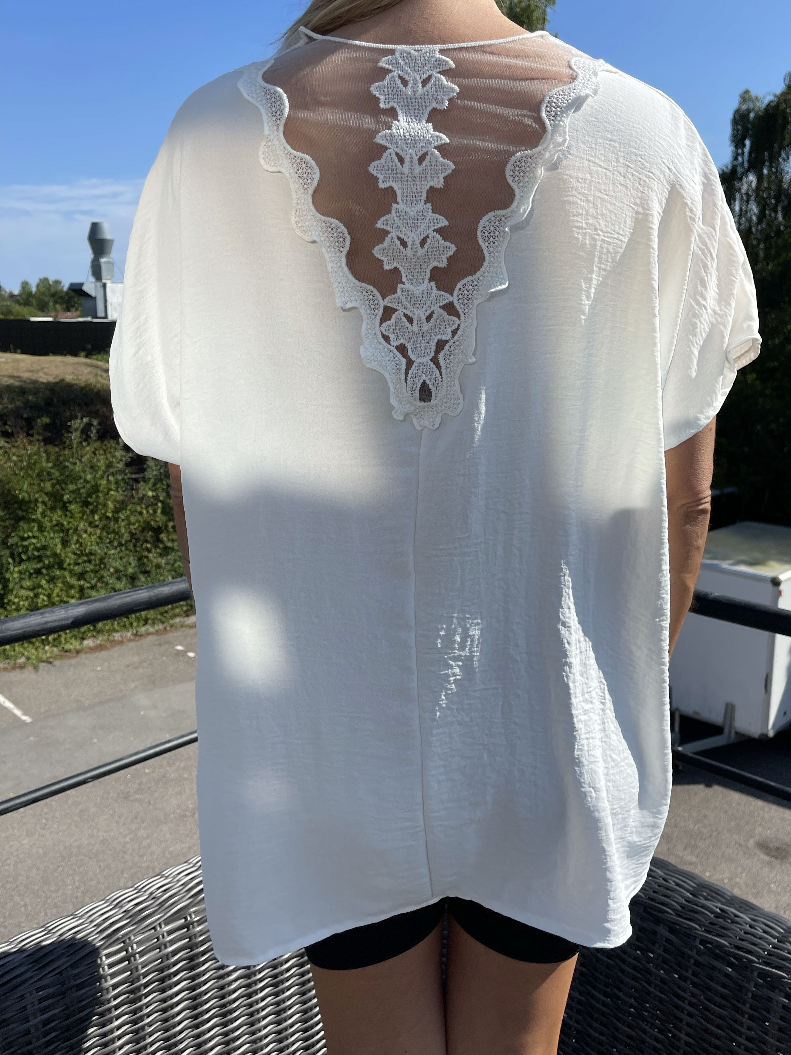 Katrine - Tunika med blonde i ryggen