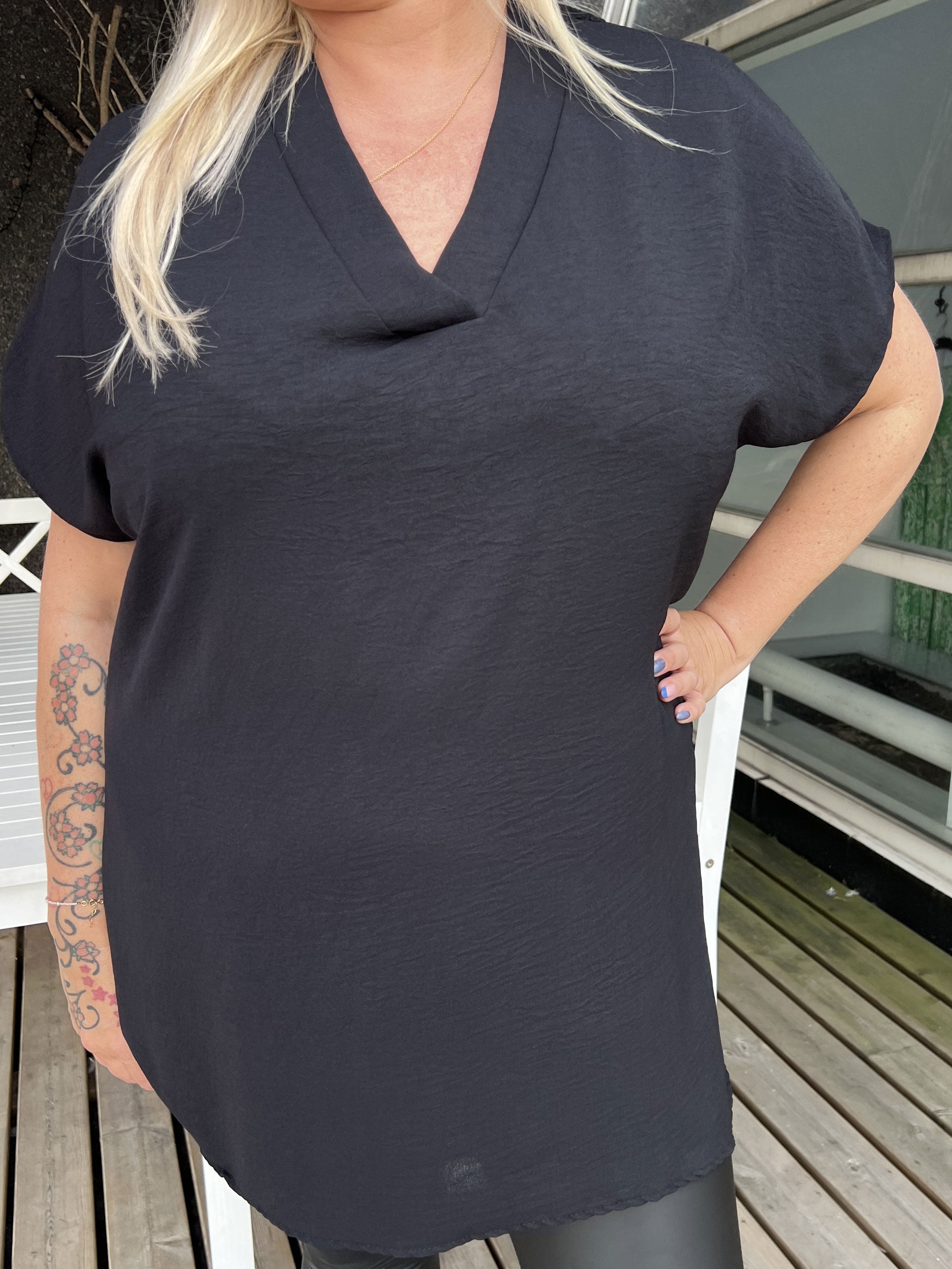 Katrine - Sød plus size tunika med blonde i ryggen