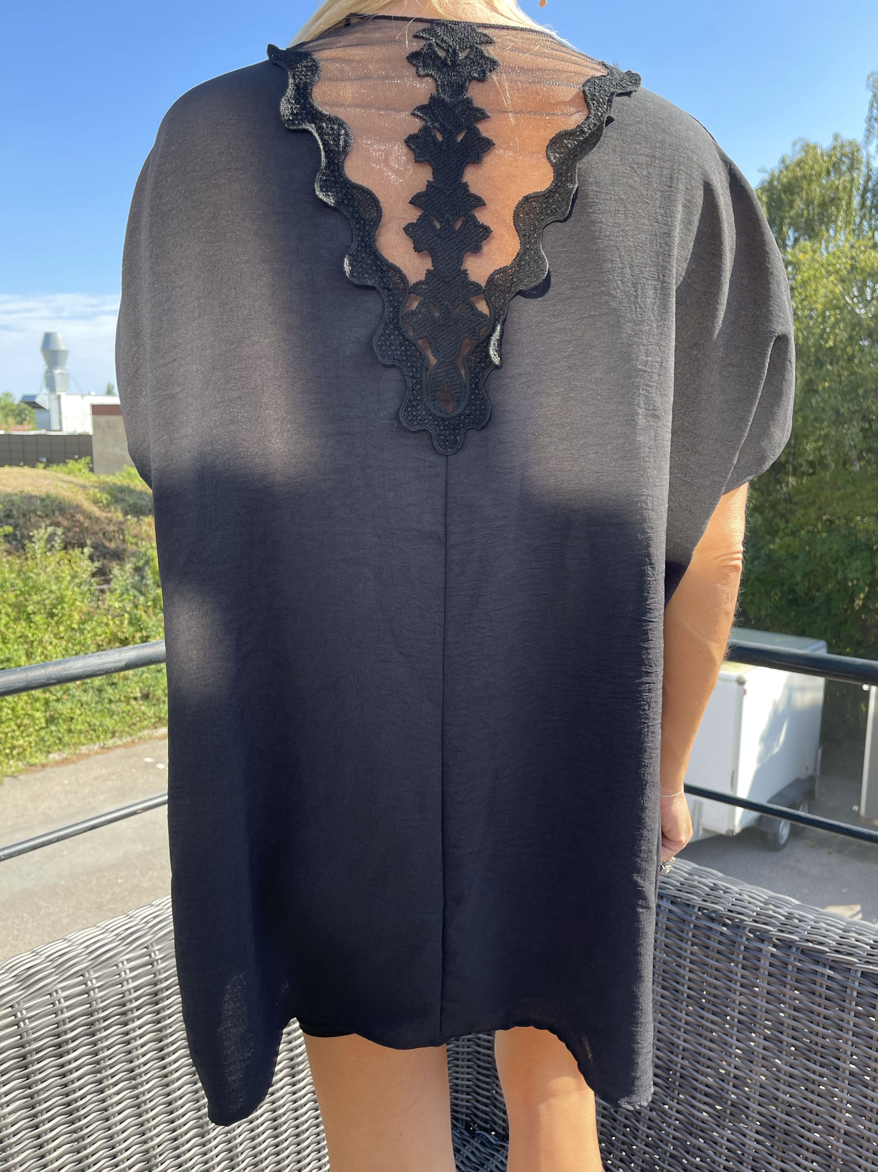 Katrine - Tunika med blonde i ryggen