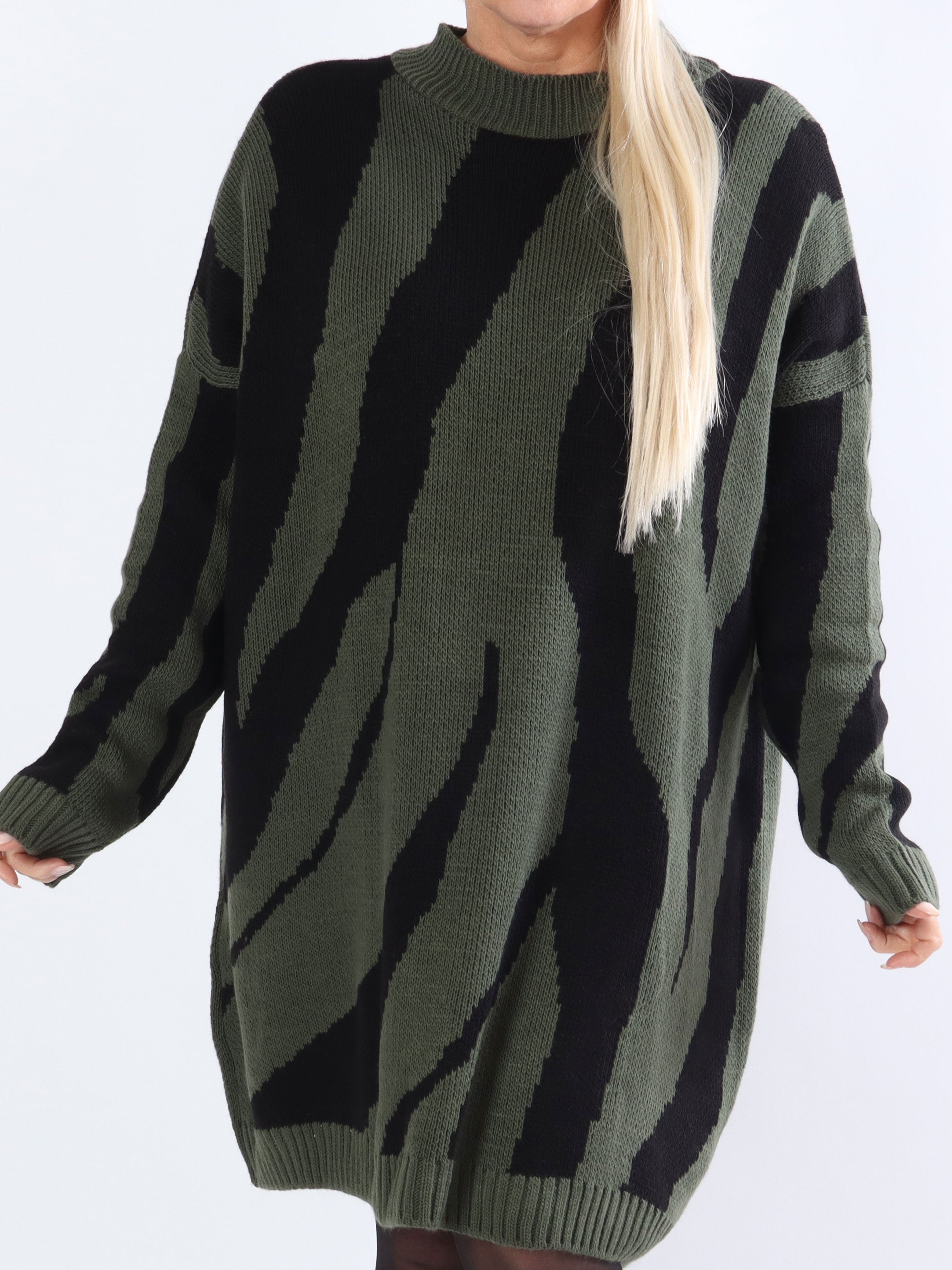 Katya - Plus size strikkjole med stort zebramønster