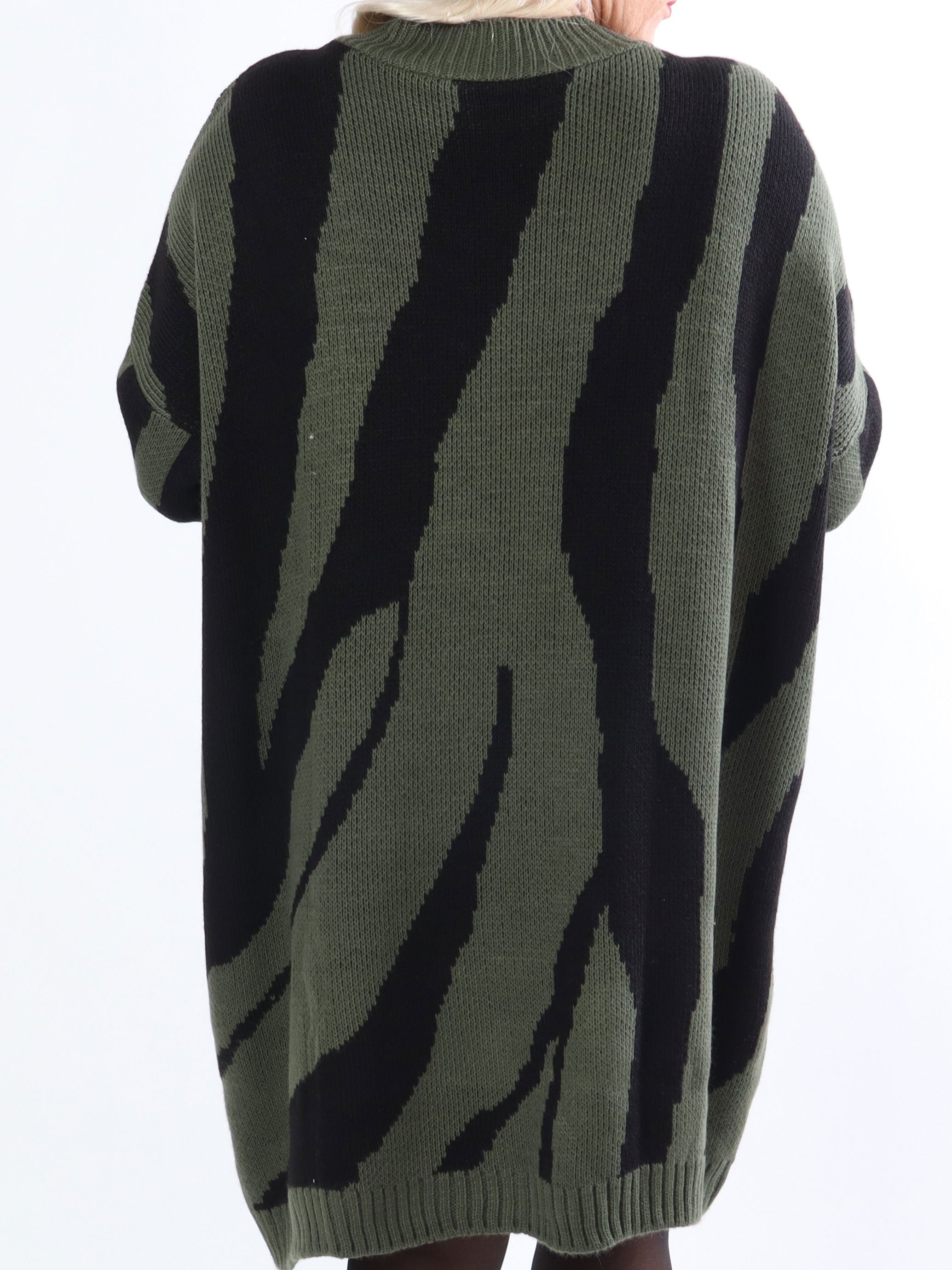 Katya - Plus size strikkjole med stort zebramønster