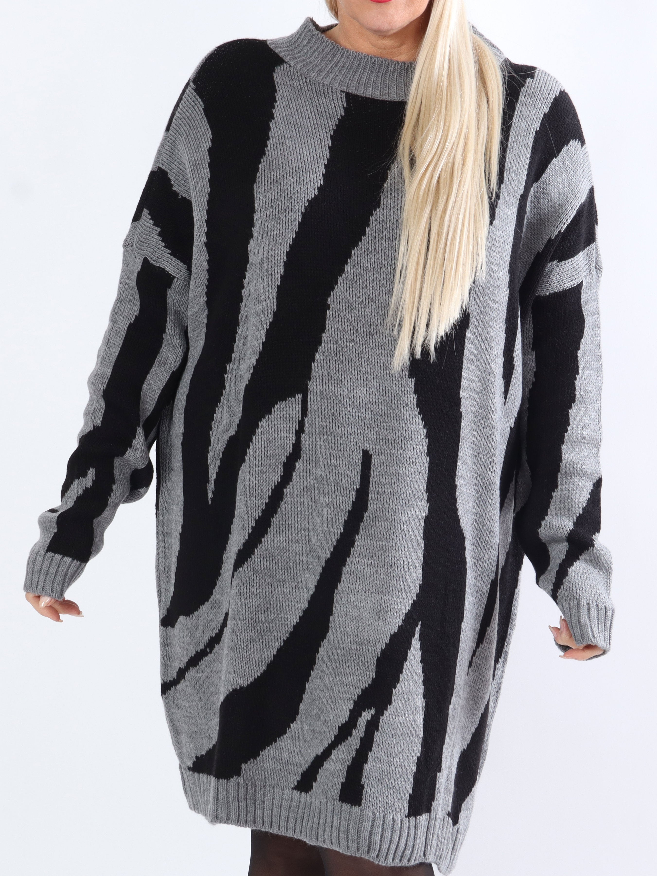 Katya - Plus size strikkjole med stort zebramønster