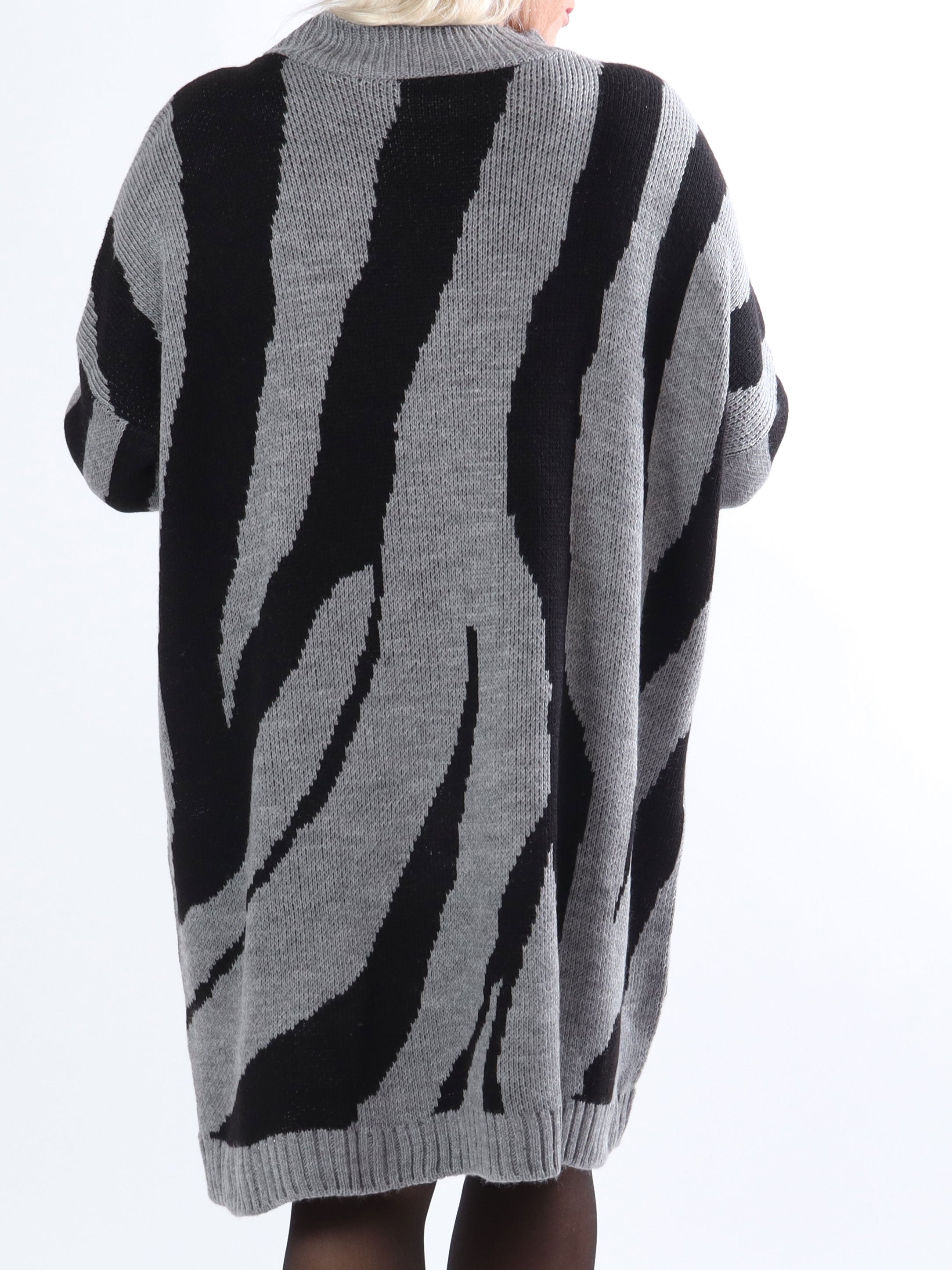 Katya - Plus size strikkjole med stort zebramønster