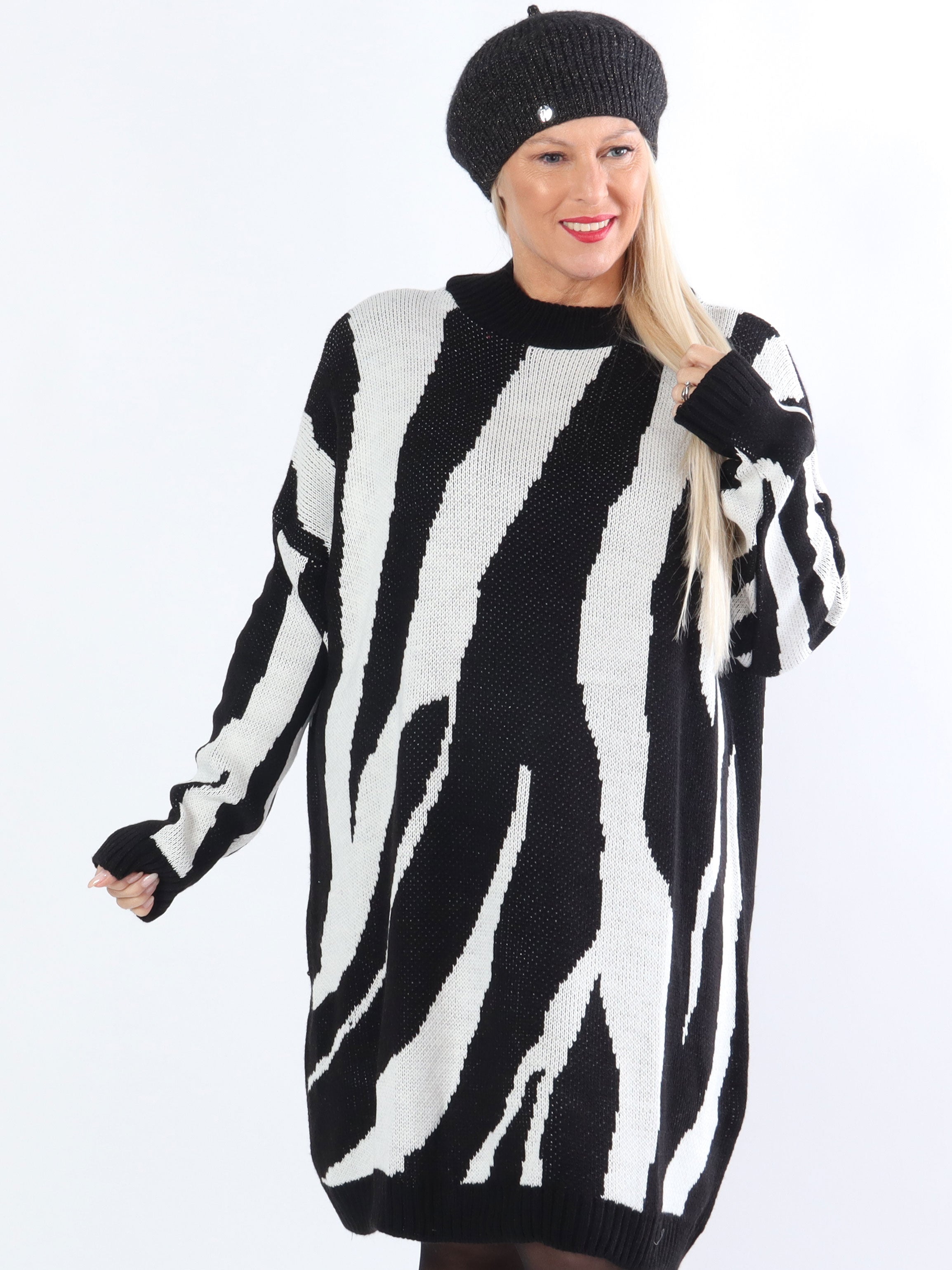 Katya - Plus size strikkjole med stort zebramønster