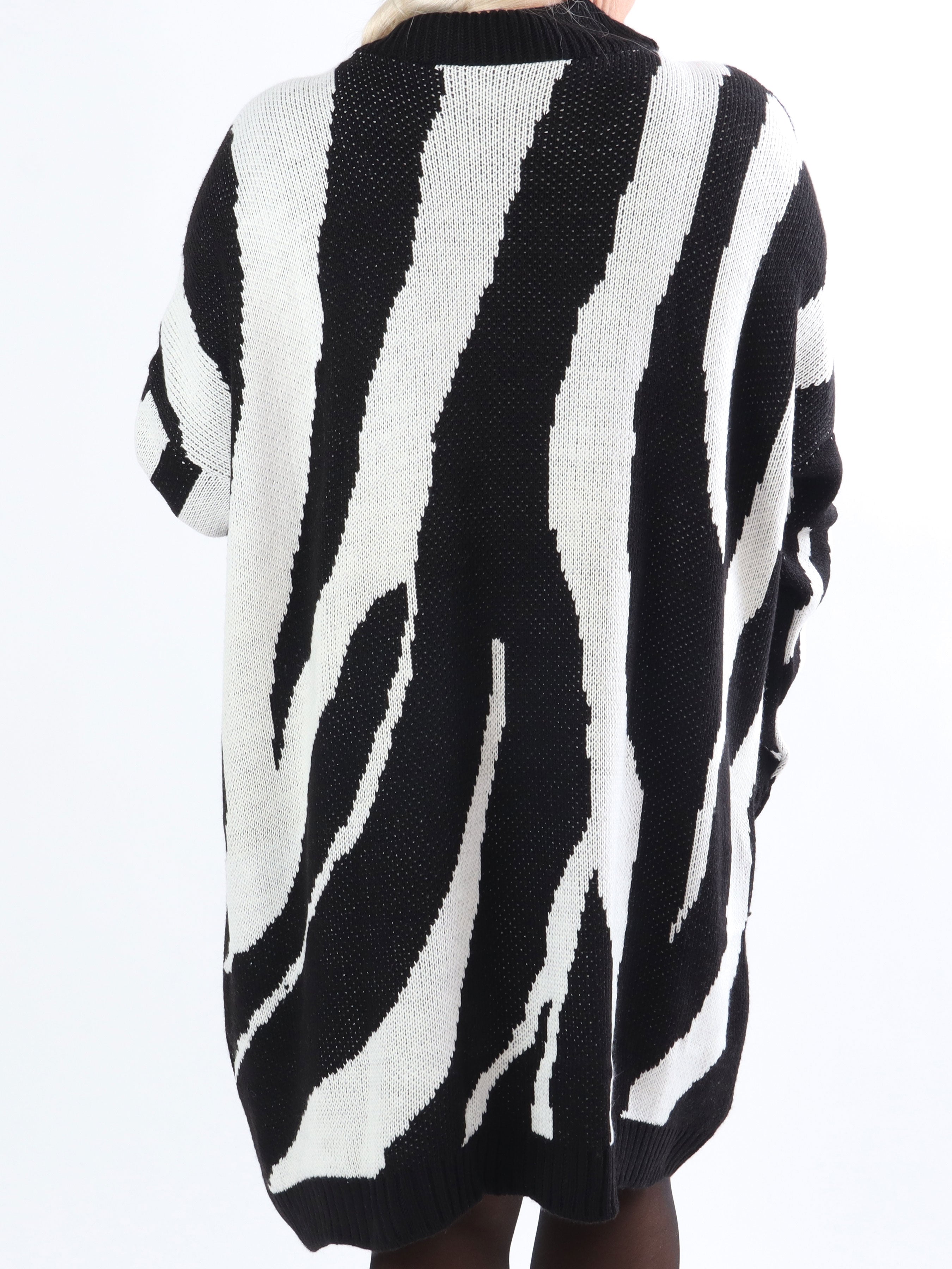 Katya - Plus size strikkjole med stort zebramønster