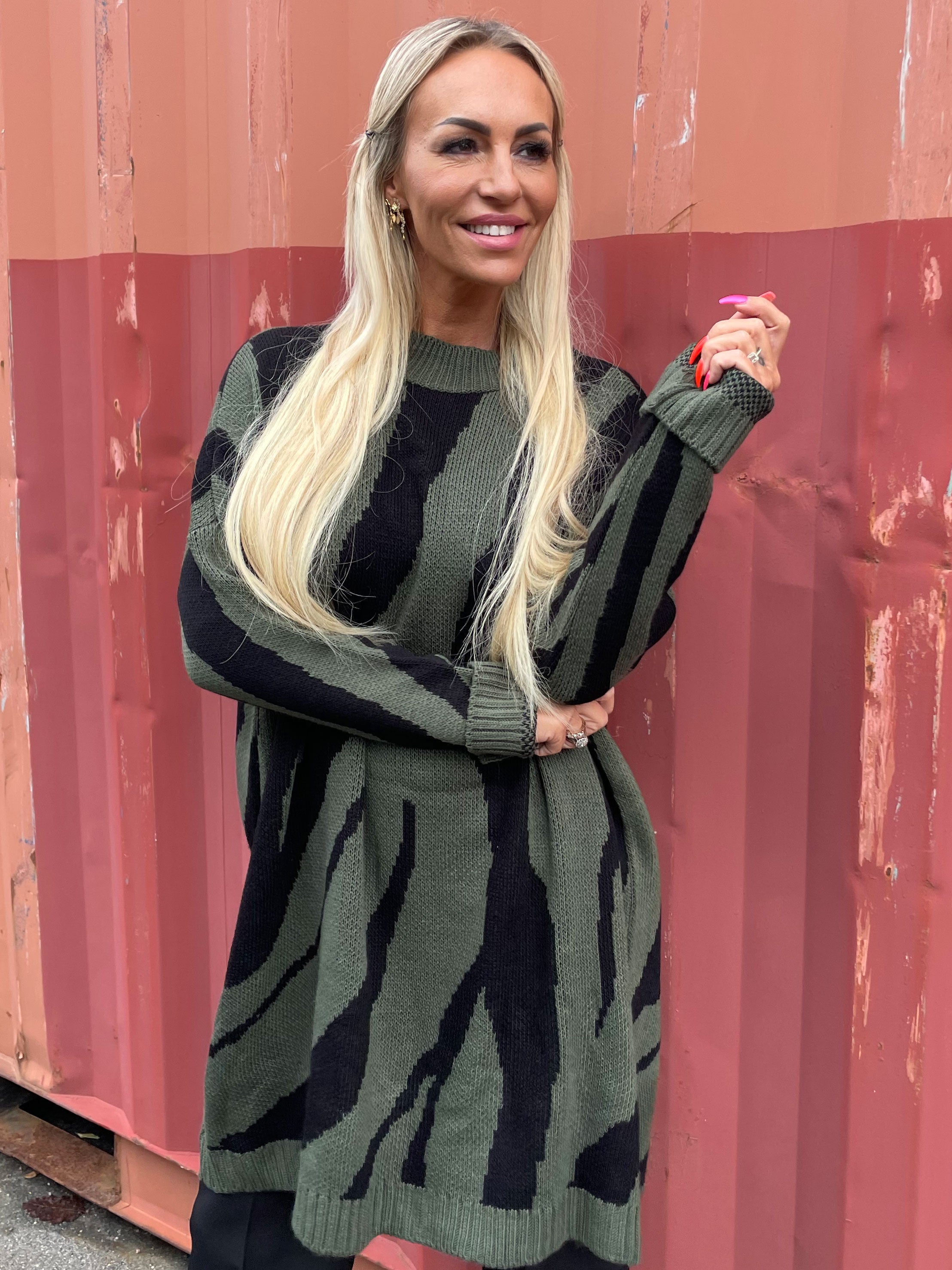 Katya - Blød strikkjole med stort zebramønster