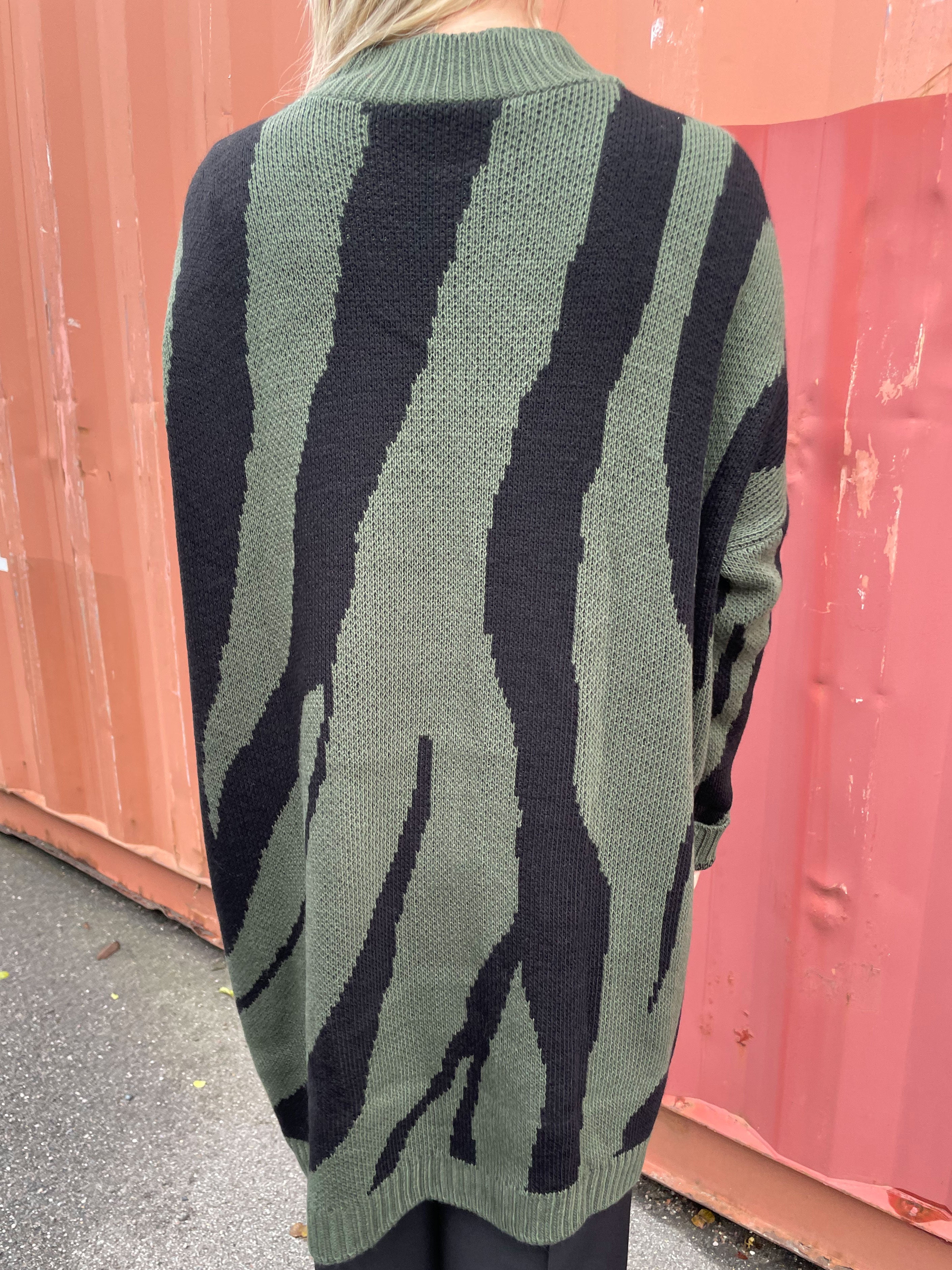 Katya - Blød strikkjole med stort zebramønster