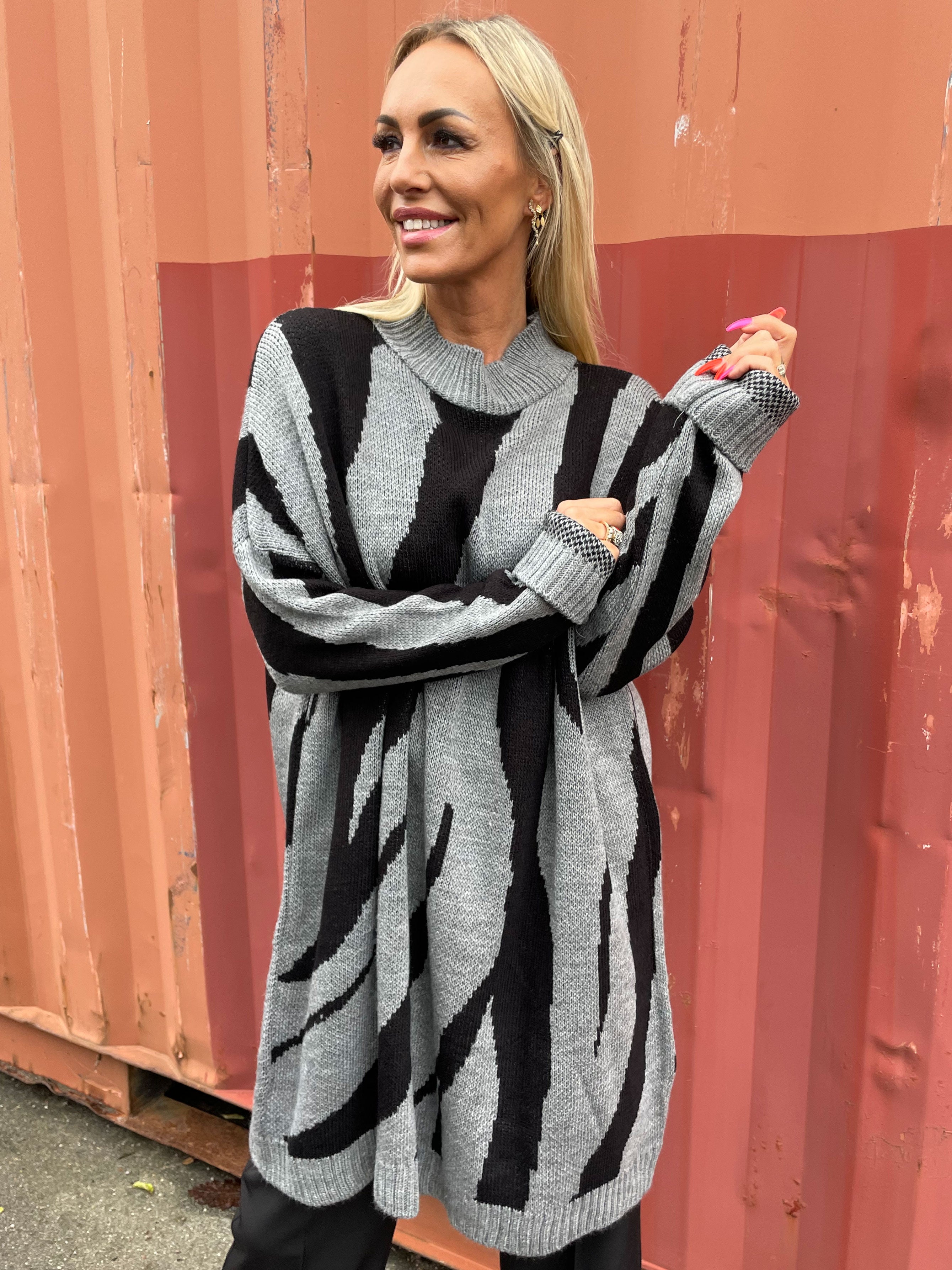 Katya - Blød strikkjole med stort zebramønster