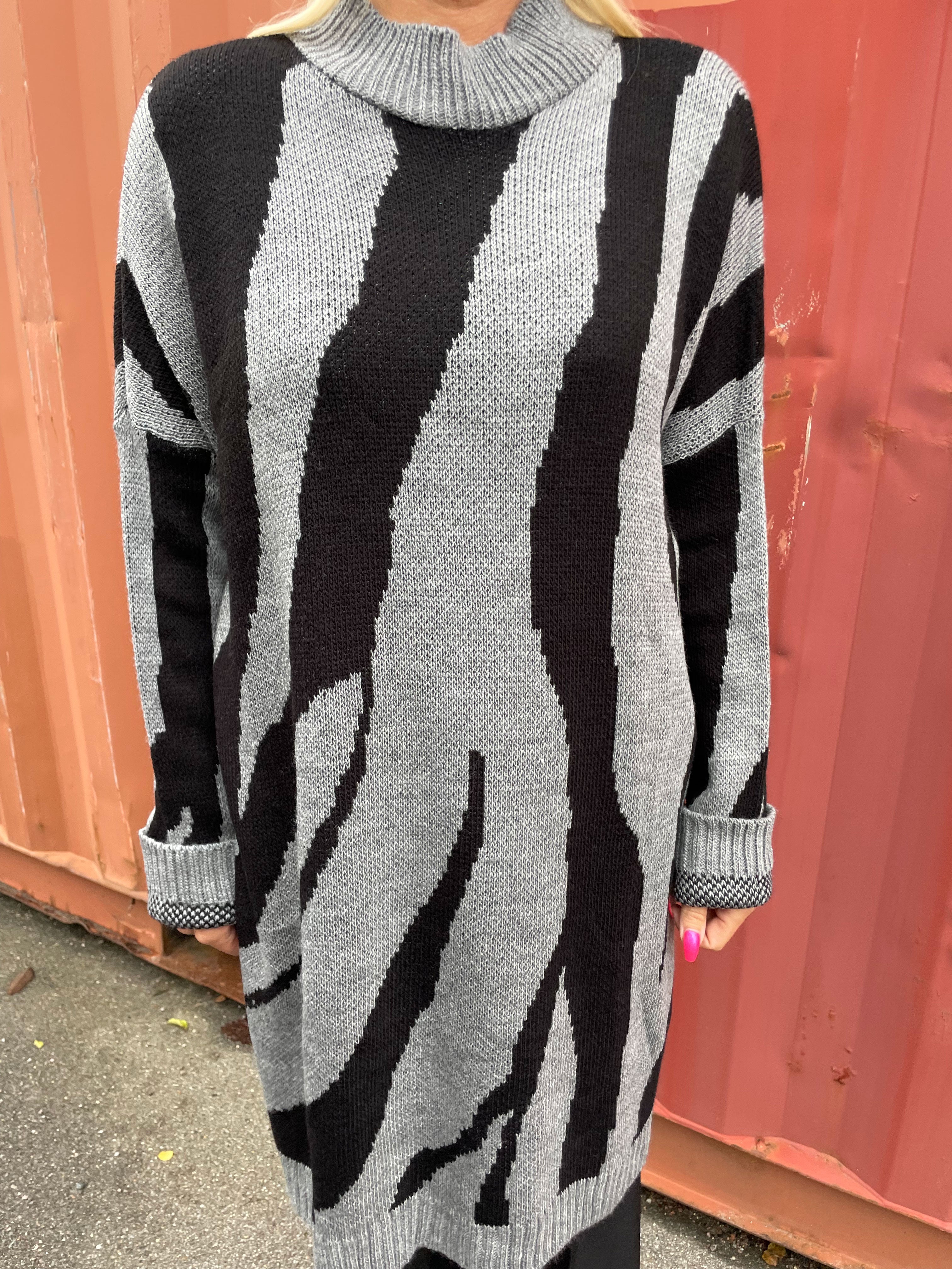 Katya - Blød strikkjole med stort zebramønster