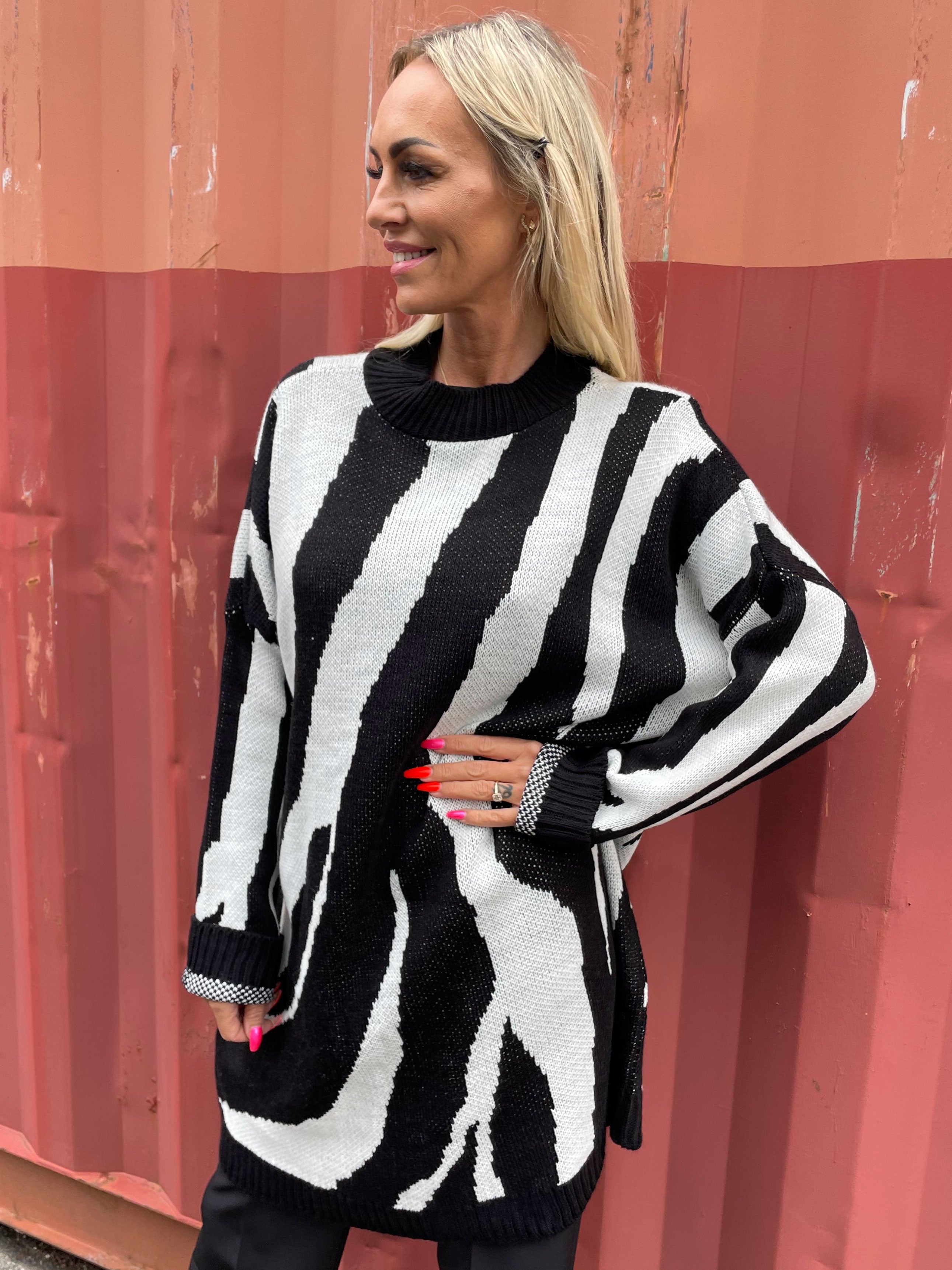 Katya - Blød strikkjole med stort zebramønster