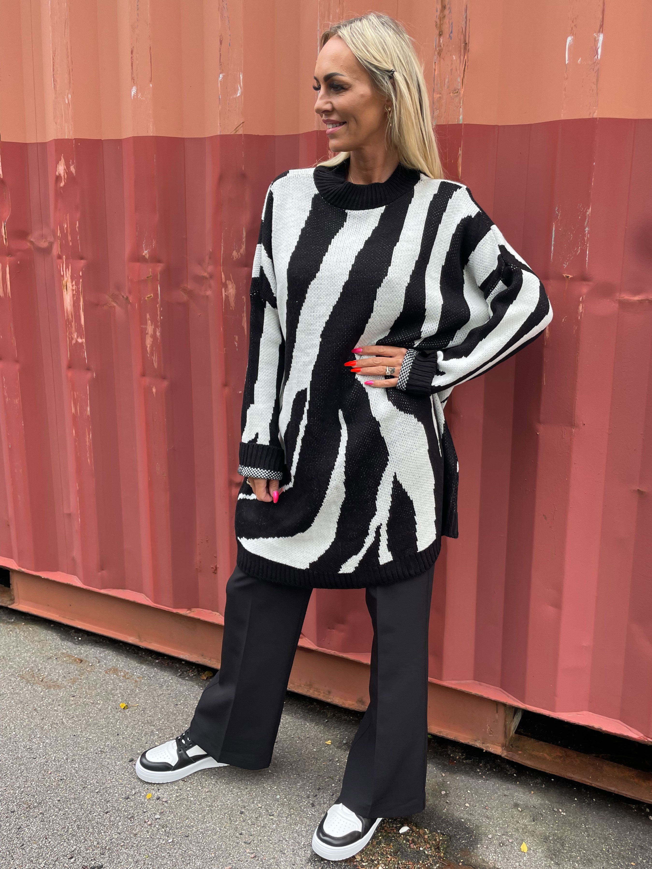 Katya - Blød strikkjole med stort zebramønster