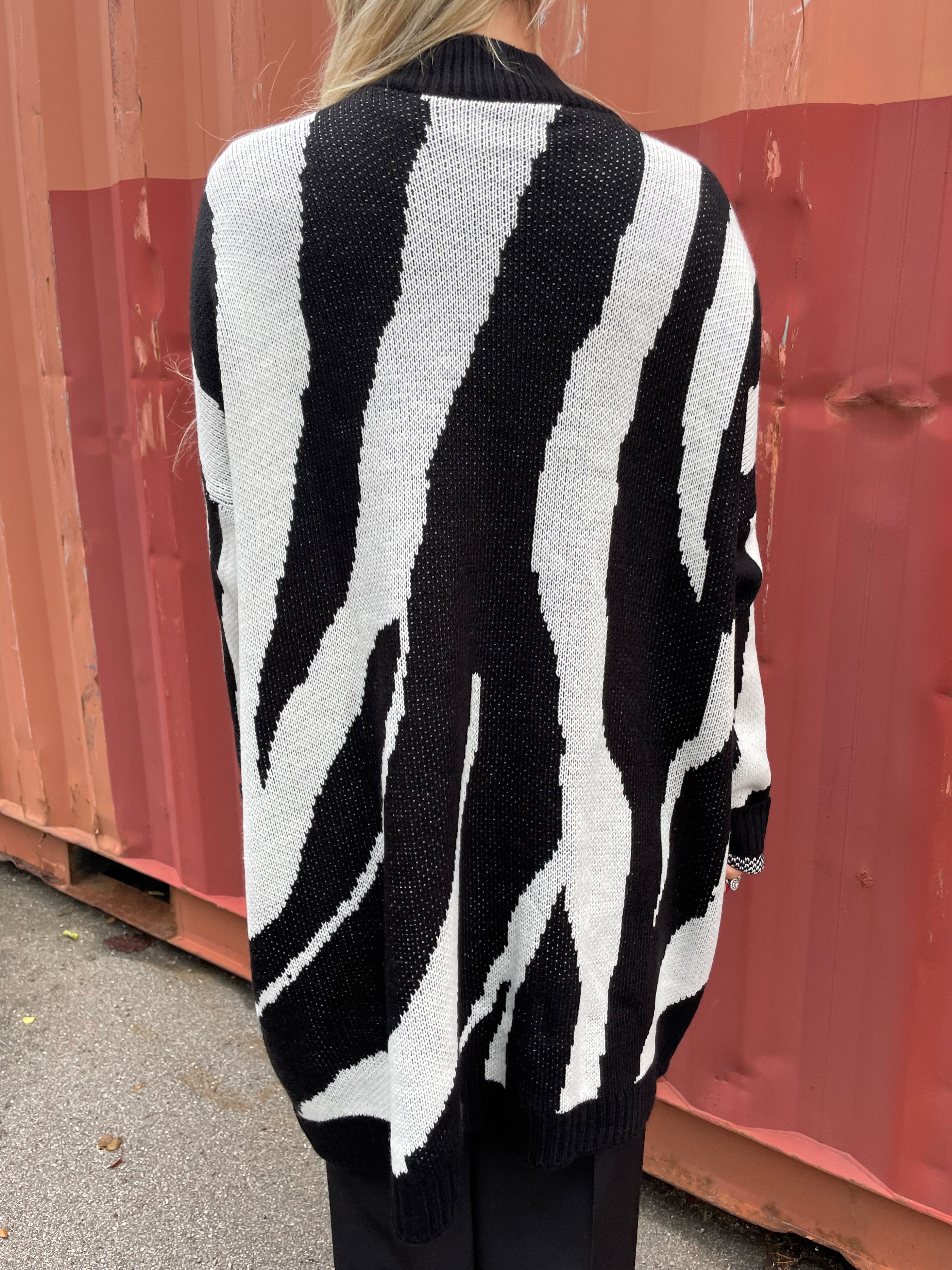 Katya - Blød strikkjole med stort zebramønster