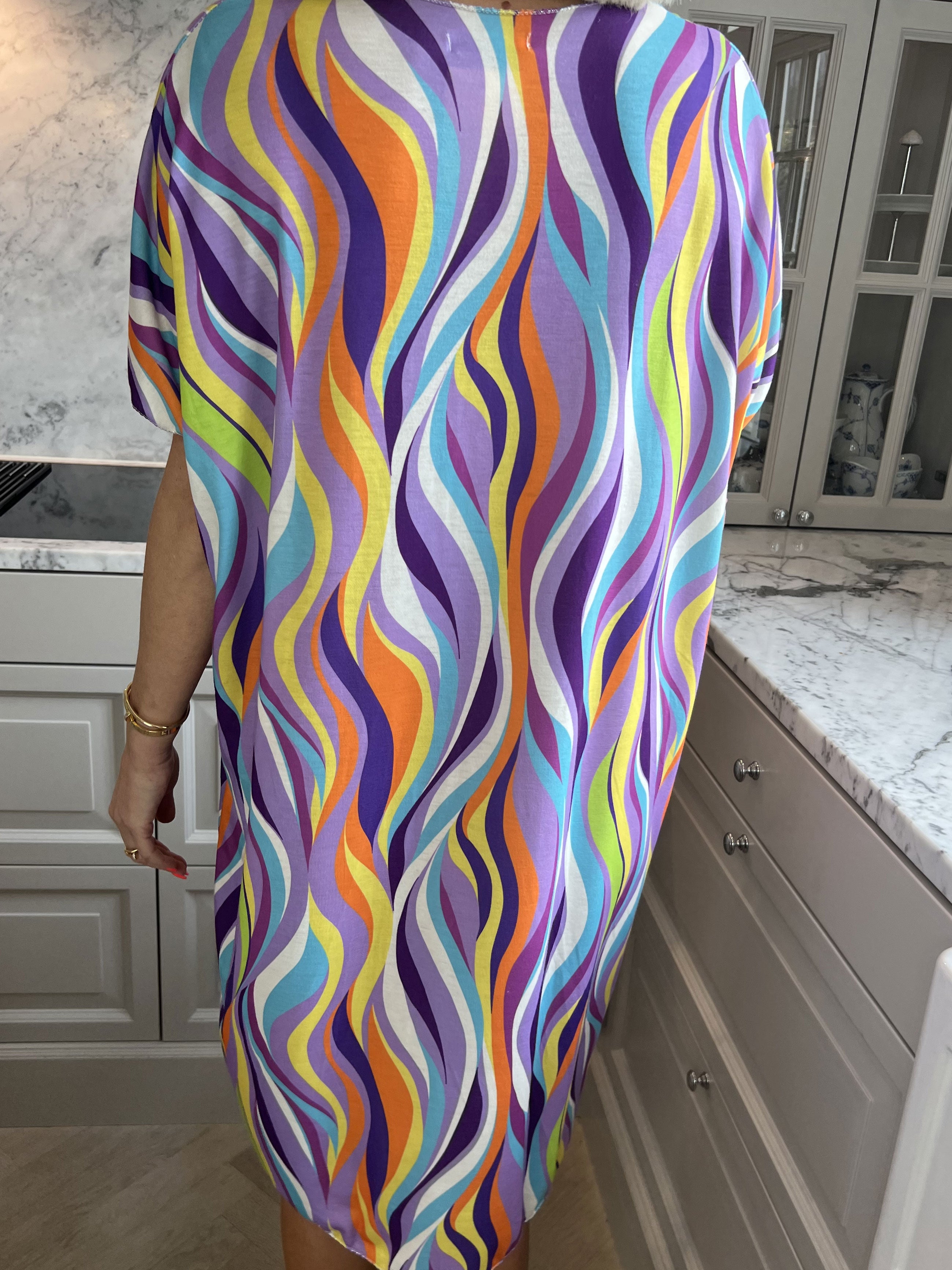 Kirsa Dress - Blød flerfarvet kjole med v-hals