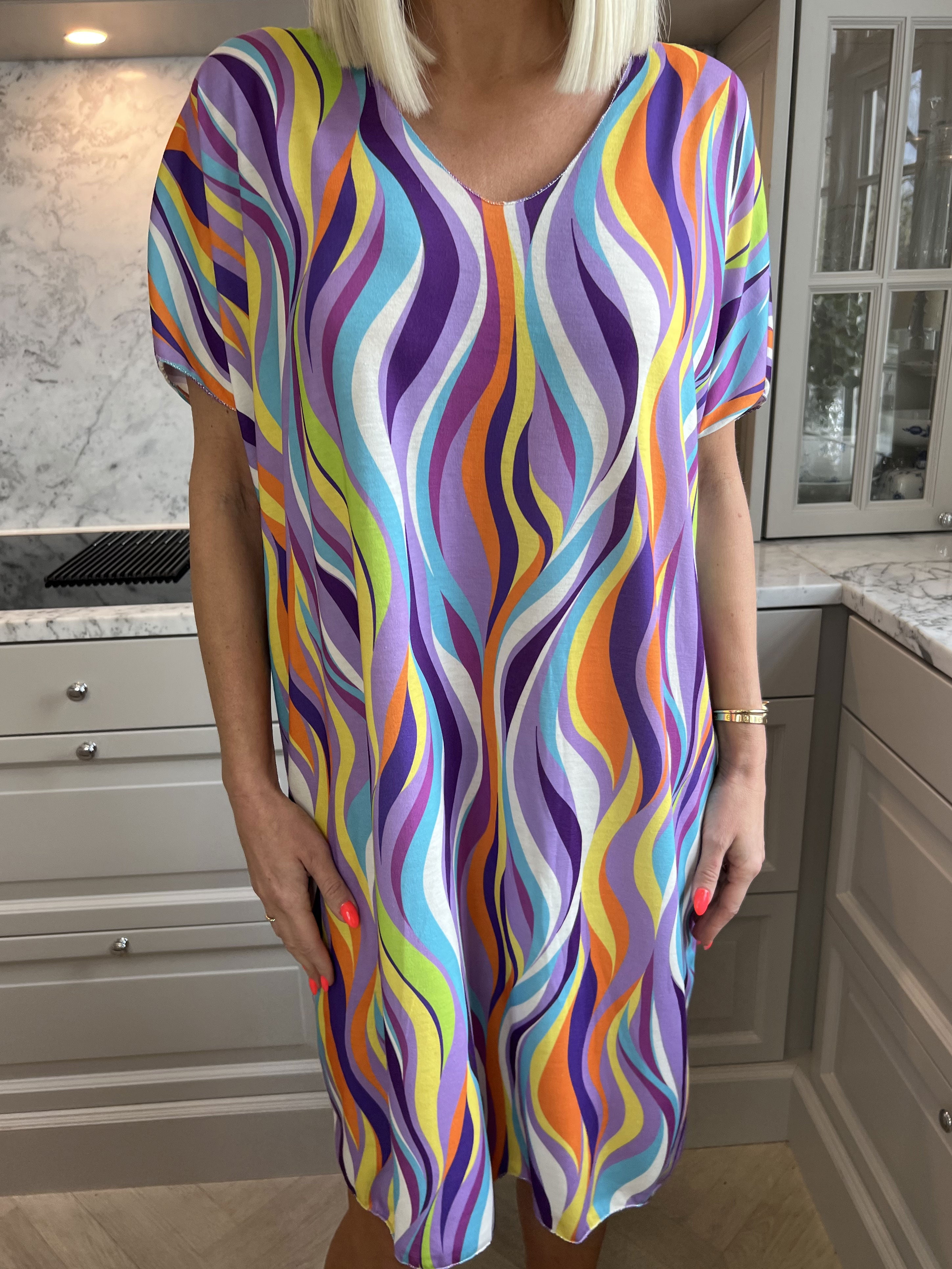 Kirsa Dress - Blød flerfarvet kjole med v-hals