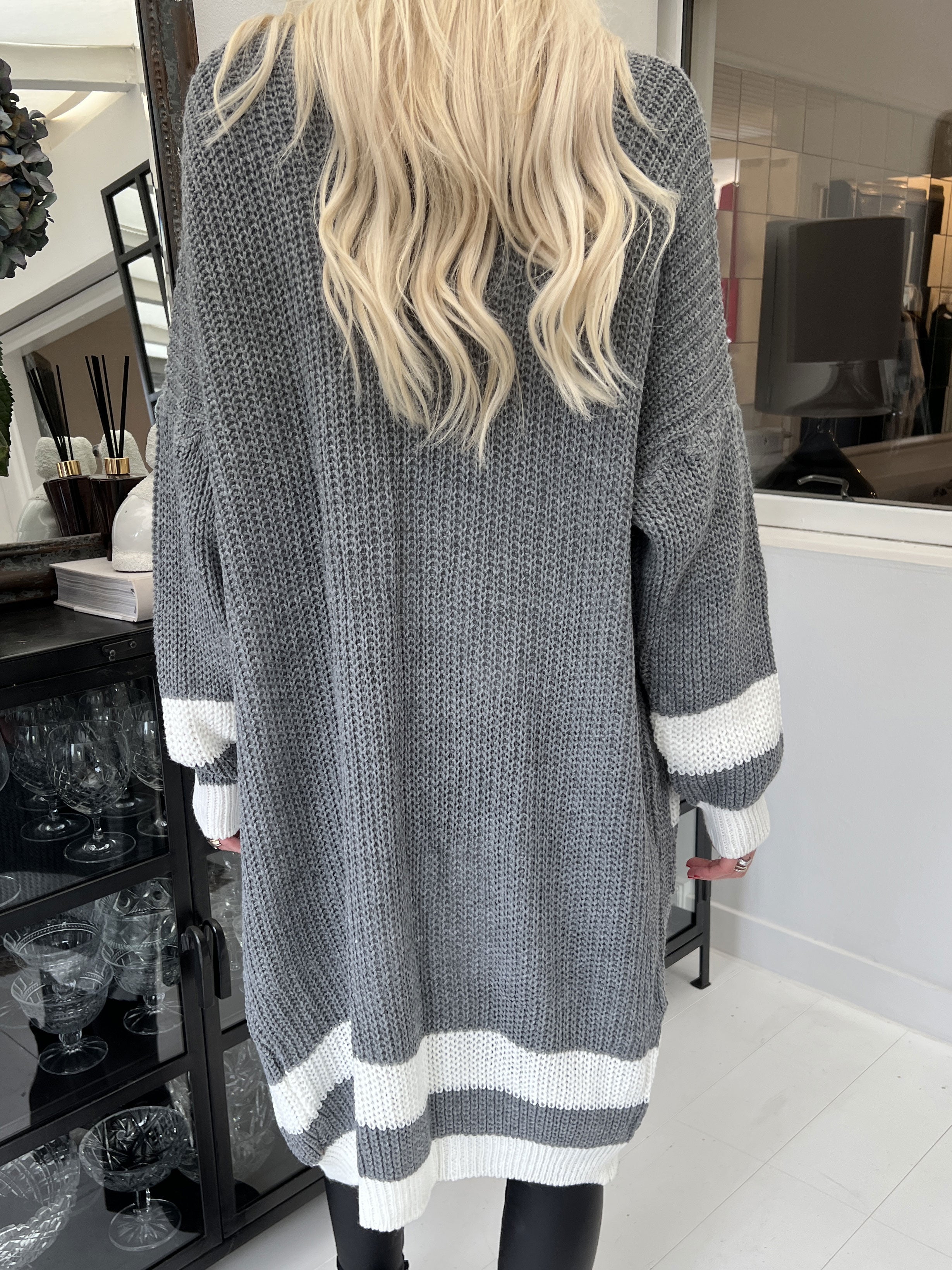 Kit - Lang strikcardigan med hvid stribe