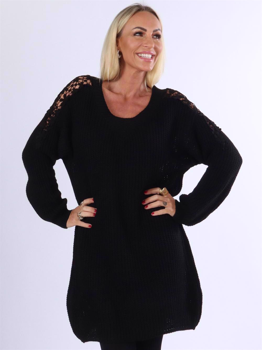 Kit - Strikkjole med broderinger på skuldrene