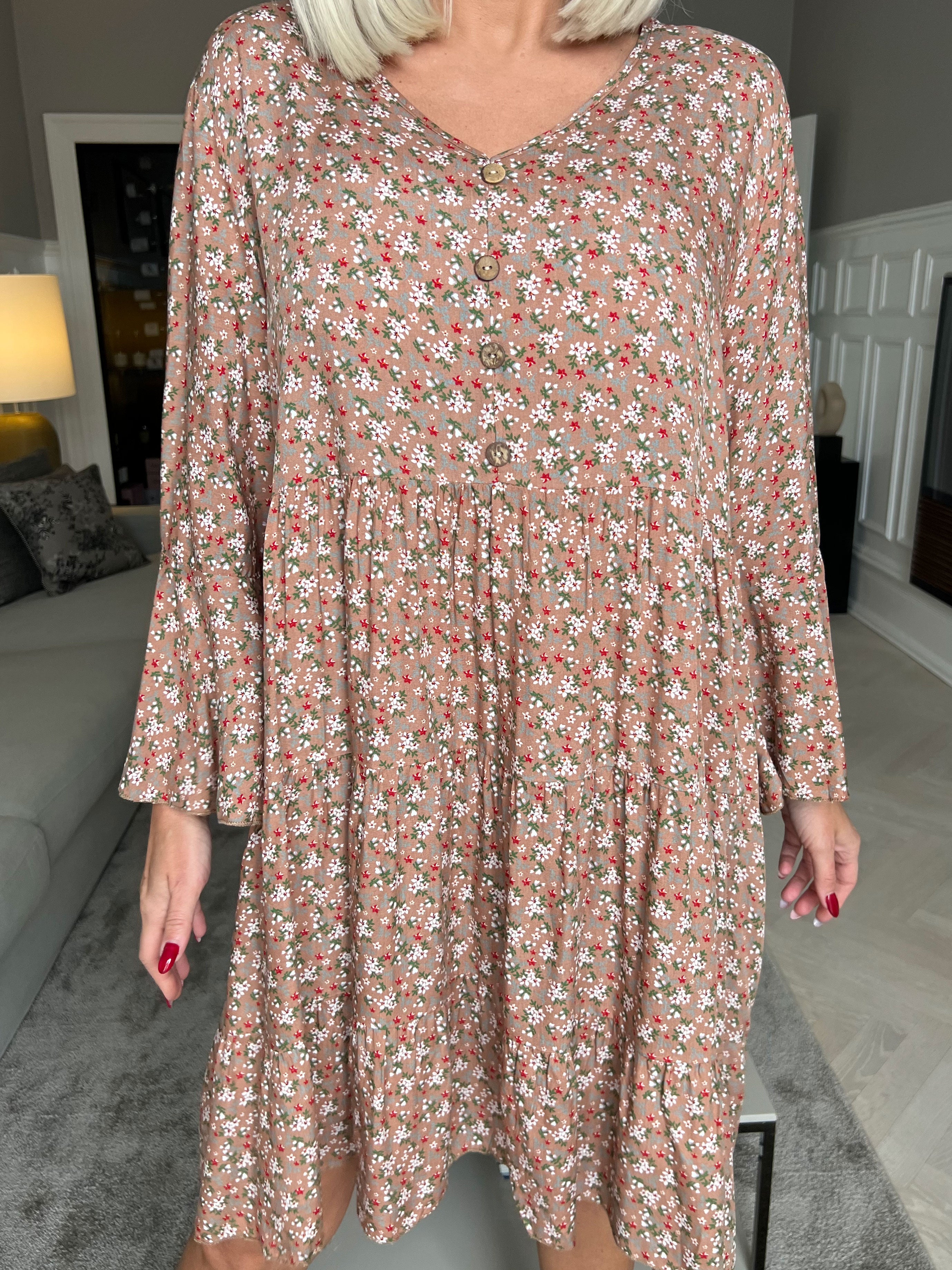 Karla - Smuk blomsterkjole i bomuld med knapper