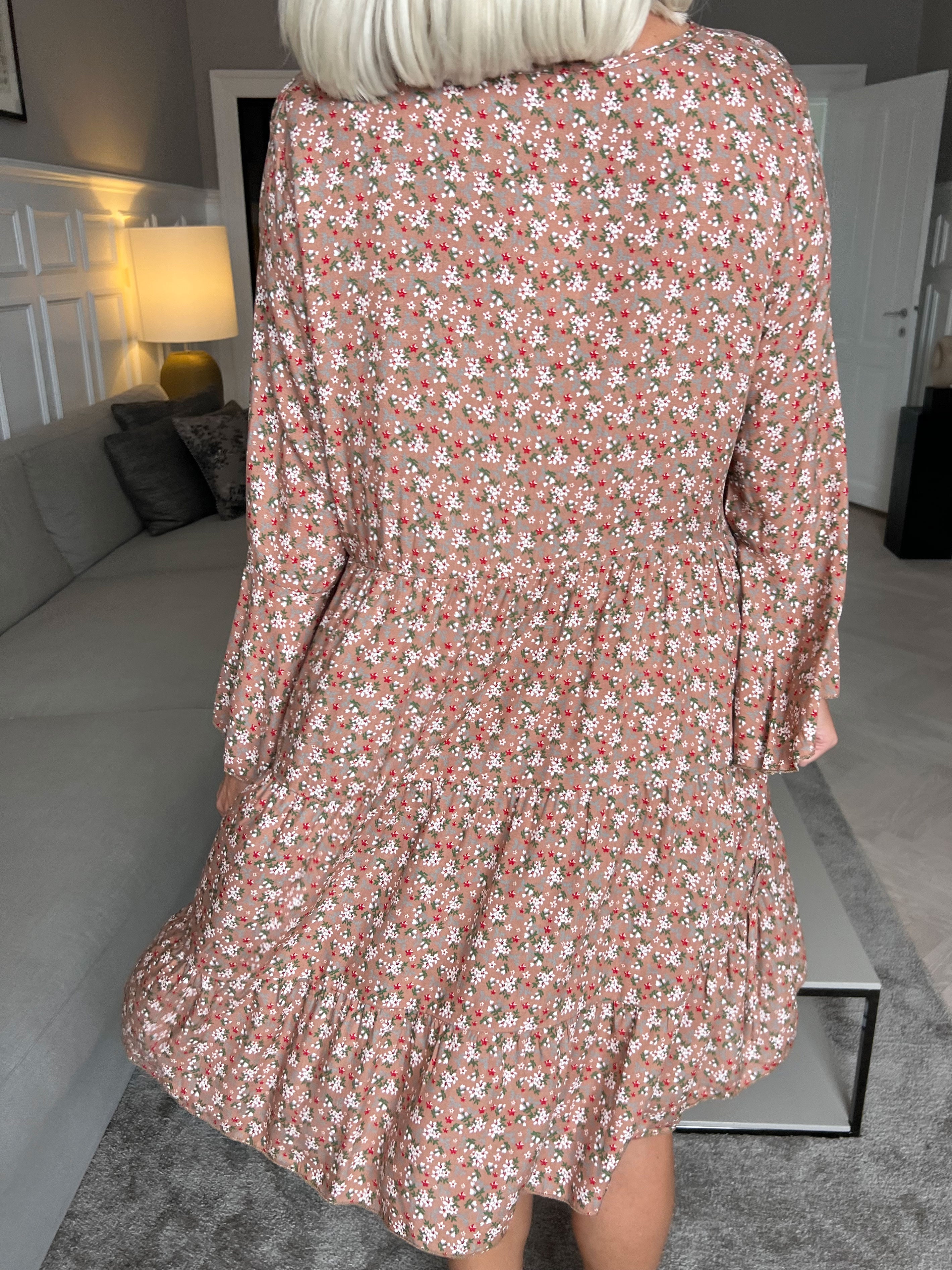 Karla - Smuk blomsterkjole i bomuld med knapper