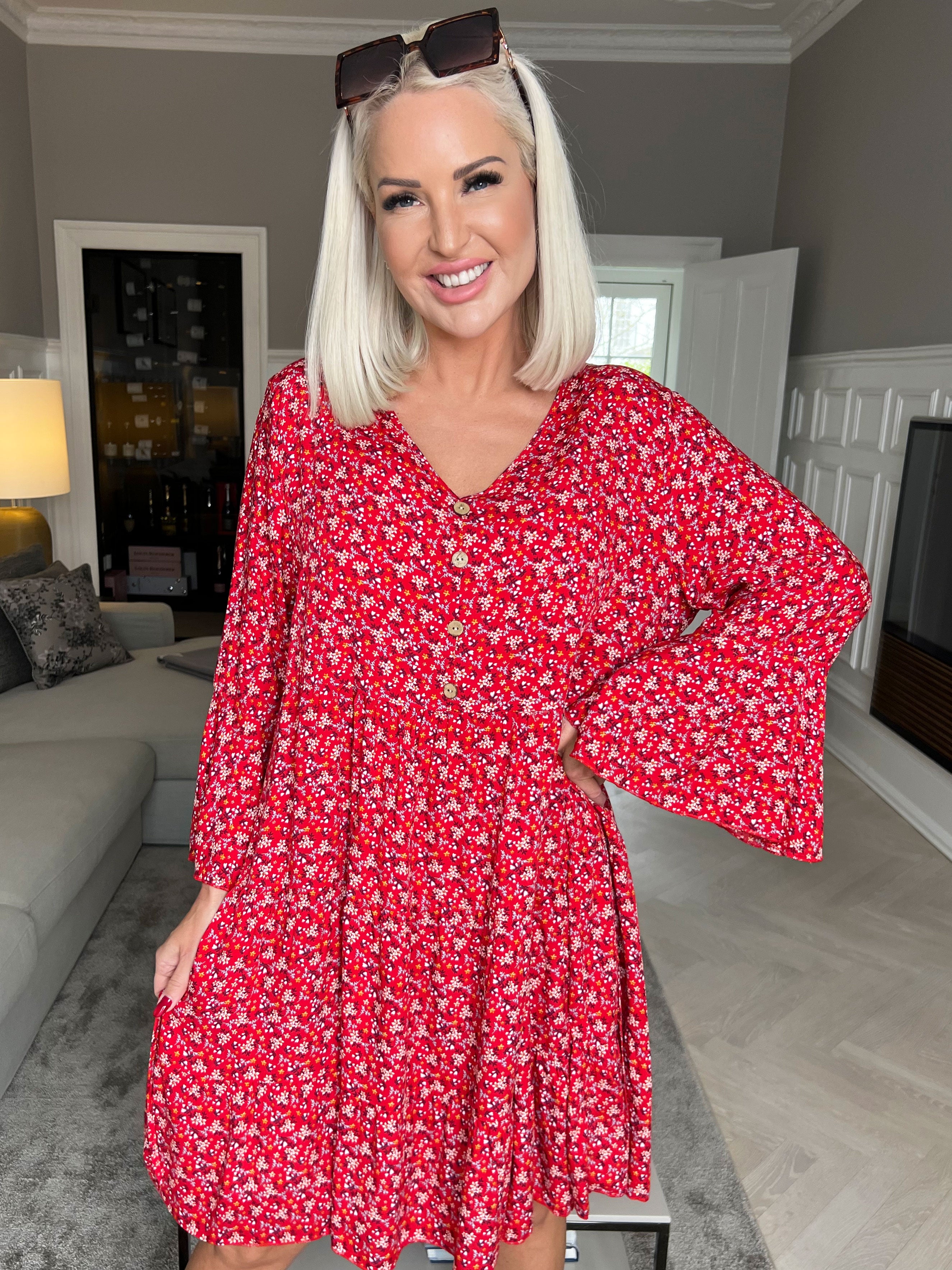 Karla - Smuk blomsterkjole i bomuld med knapper